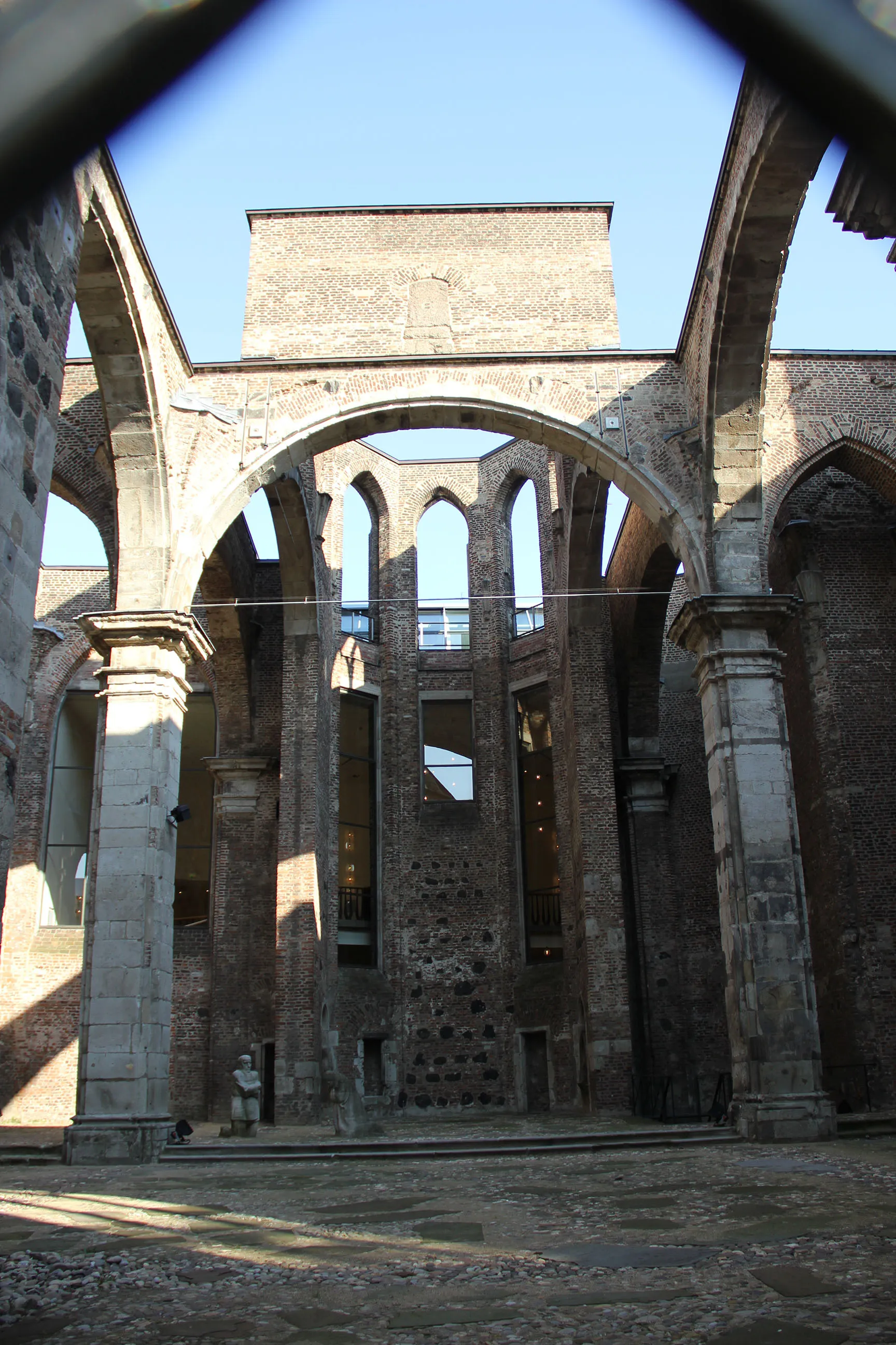 Ruine der Kirche Alt St. Alban mit Gedenkstätte (Skulptur „Trauerndes Elternpaar“). Anlass der Aufnahme: Wettbewerb Wiki Loves Monuments