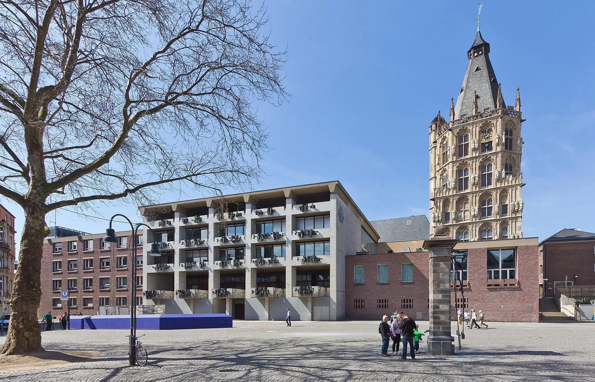 Alter Markt, Historisches Rathaus, Köln. Zu sehen sind die vom Architekten Karl Band entworfenen und 1972 eingeweihten neuen Büro- und Verwaltungstrakte sowie d