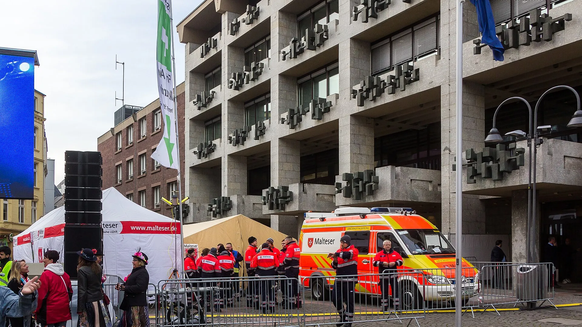 Start in die Kölner Karnevalssession 2019/20 am Elften im Elften, 2019 Foto: Zelte und Rettungswagen des Malteser Hilfsdienstes auf dem Alter Markt vor einem Ve