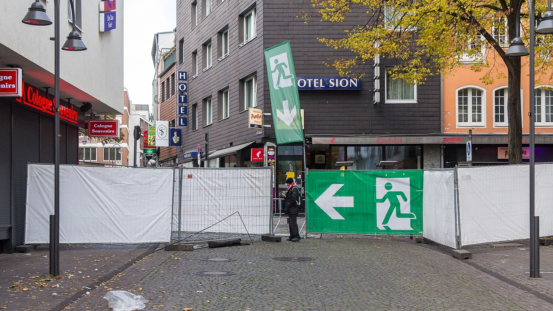 Start in die Kölner Karnevalssession 2019/20 am Elften im Elften, 2019 Foto: Notausgang aus der glasfreien Feierzone vom Alter Markt in Richtung Kleine Budengas