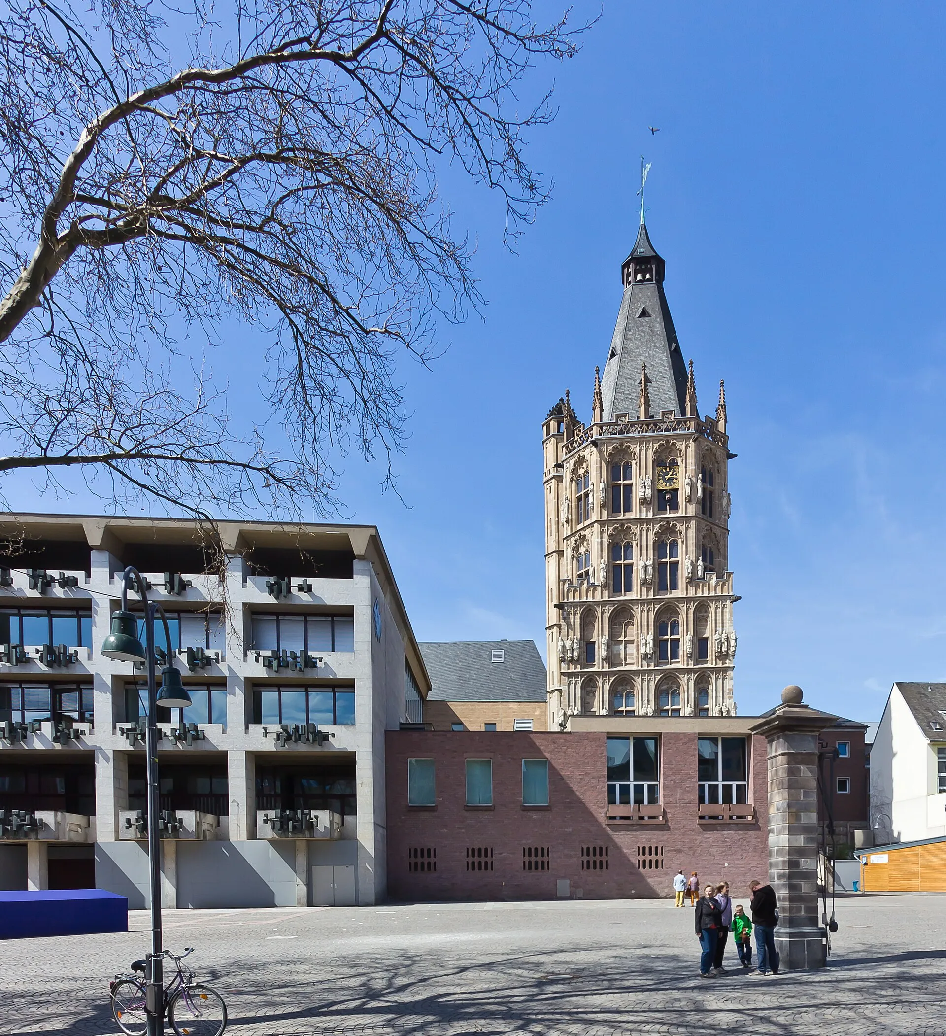 Alter Markt, Historisches Rathaus, Köln. Zu sehen sind die vom Architekten Karl Band entworfenen und 1972 eingeweihten neuen Büro- und Verwaltungstrakte sowie d