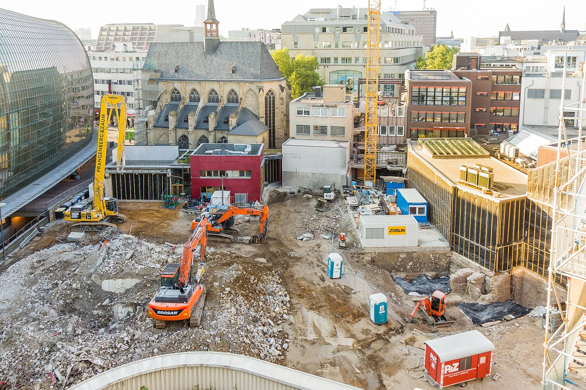 Baustellen Antoniter-Quartier nach Abriss diverser Gebäude. Im Hintergrund die Antoniterkirche, links im Anschnitt das Weltstadthaus