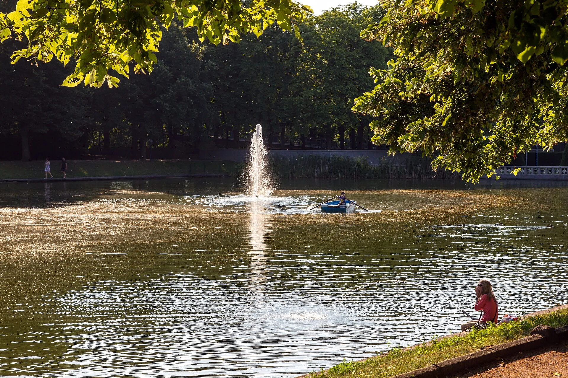Wasserfläche mit Fontäne im Blücherpark, Köln-Bilderstöckchen