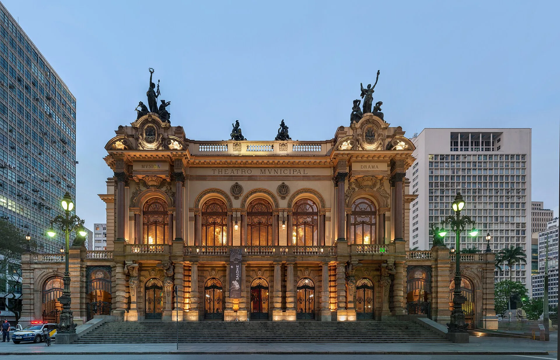 Municipal Theatre of São Paulo is a theatre in São Paulo , Brazil. It is regarded as one of the landmarks of the city, significant both for its architectural va