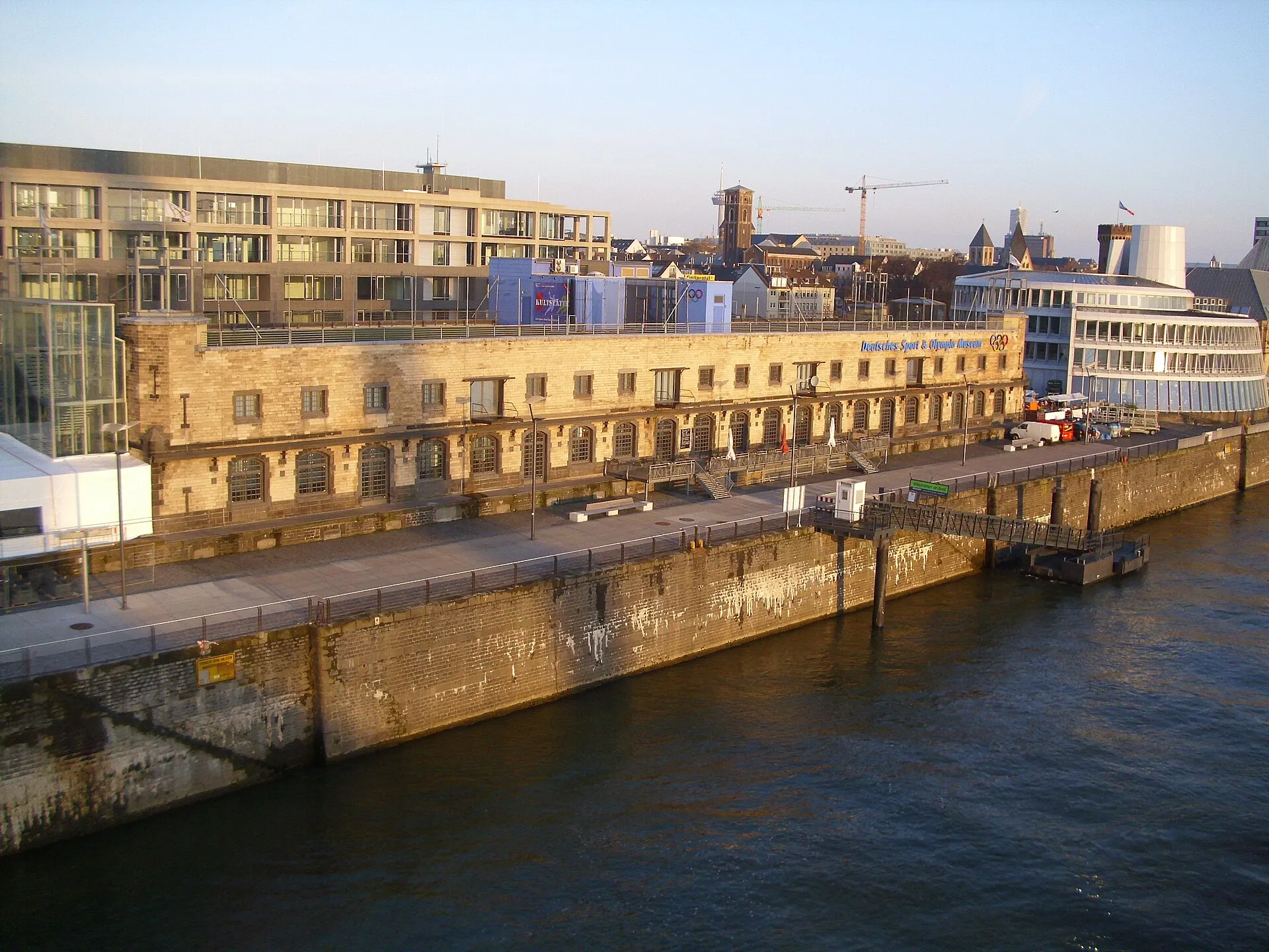 Blick von der Severinsbrücke in nördlicher Richtung Anfang April 2010