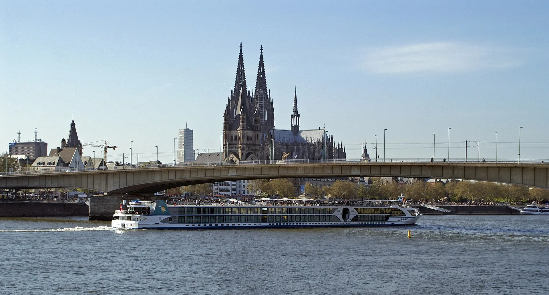 Flusskreuzfahrtschiff Alina von Scylla Tours auf Fahrt an der Deutzer Brücke in Köln.