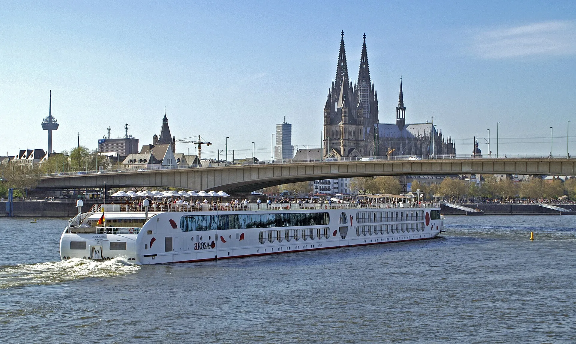 Flusskreuzfahrtschiff A-Rosa Aqua kurz nach dem Ablegen in Köln.