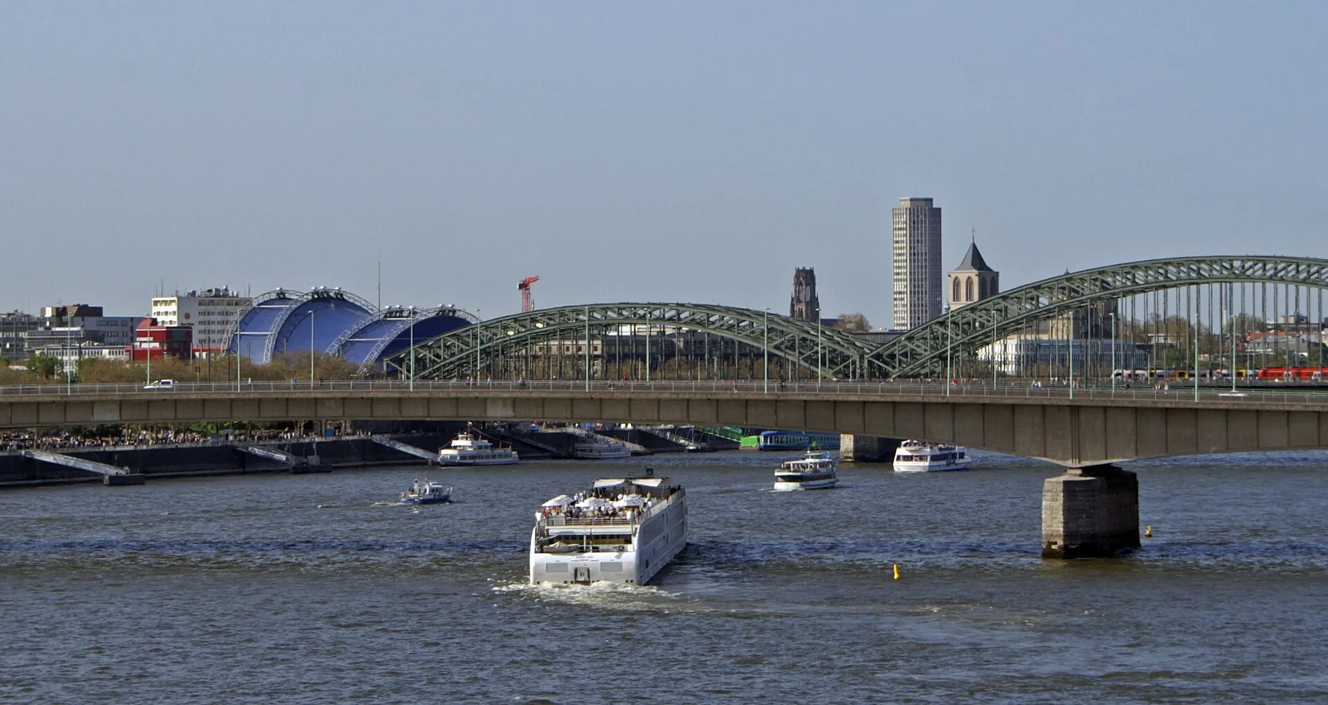 Flusskreuzfahrtschiff A-Rosa Viva an der Deutzer Brücke in Köln.