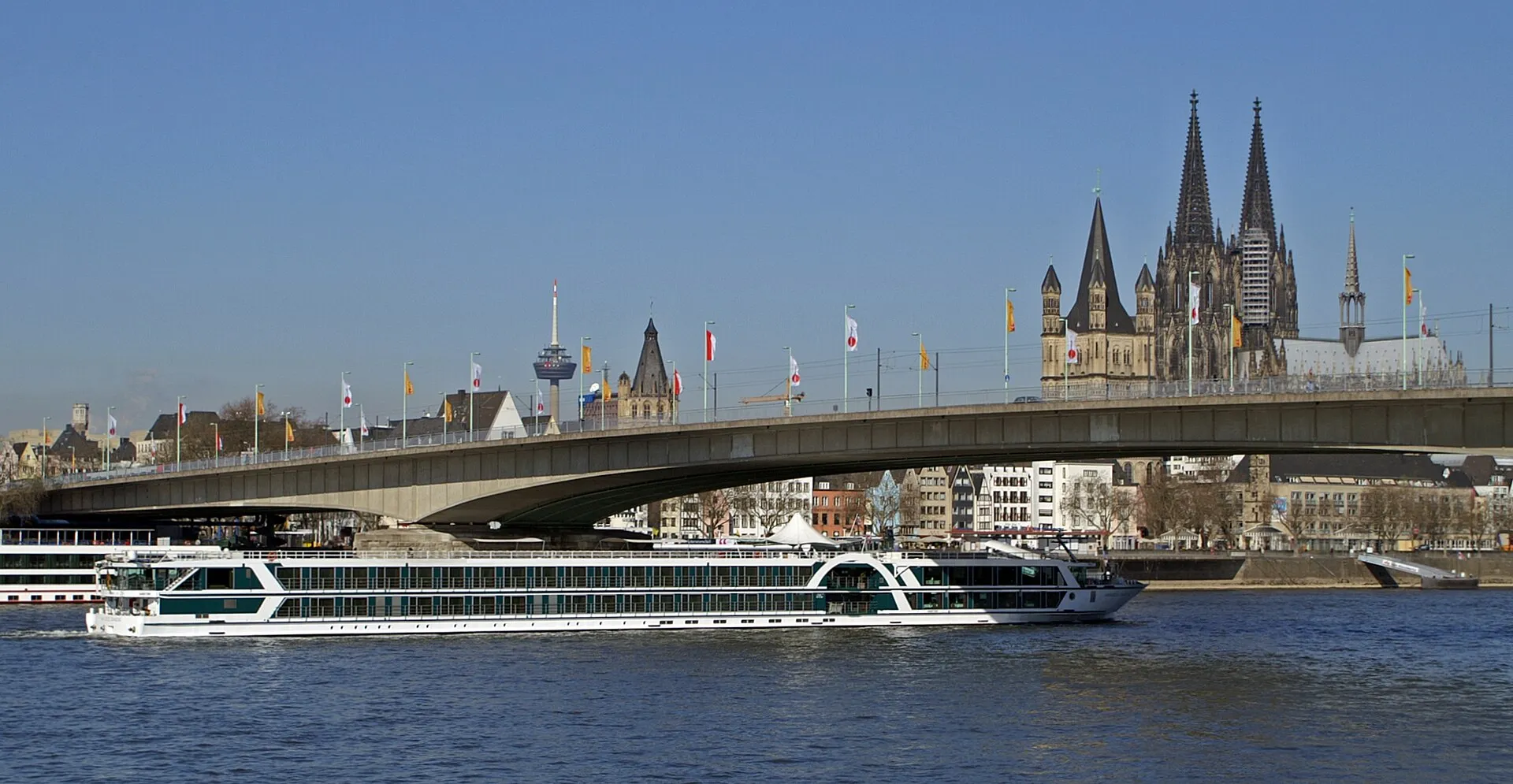 Flusskreuzfahrtschiff Amadeus Diamond auf Fahrt unterhalb der Deutzer Brücke in Köln.