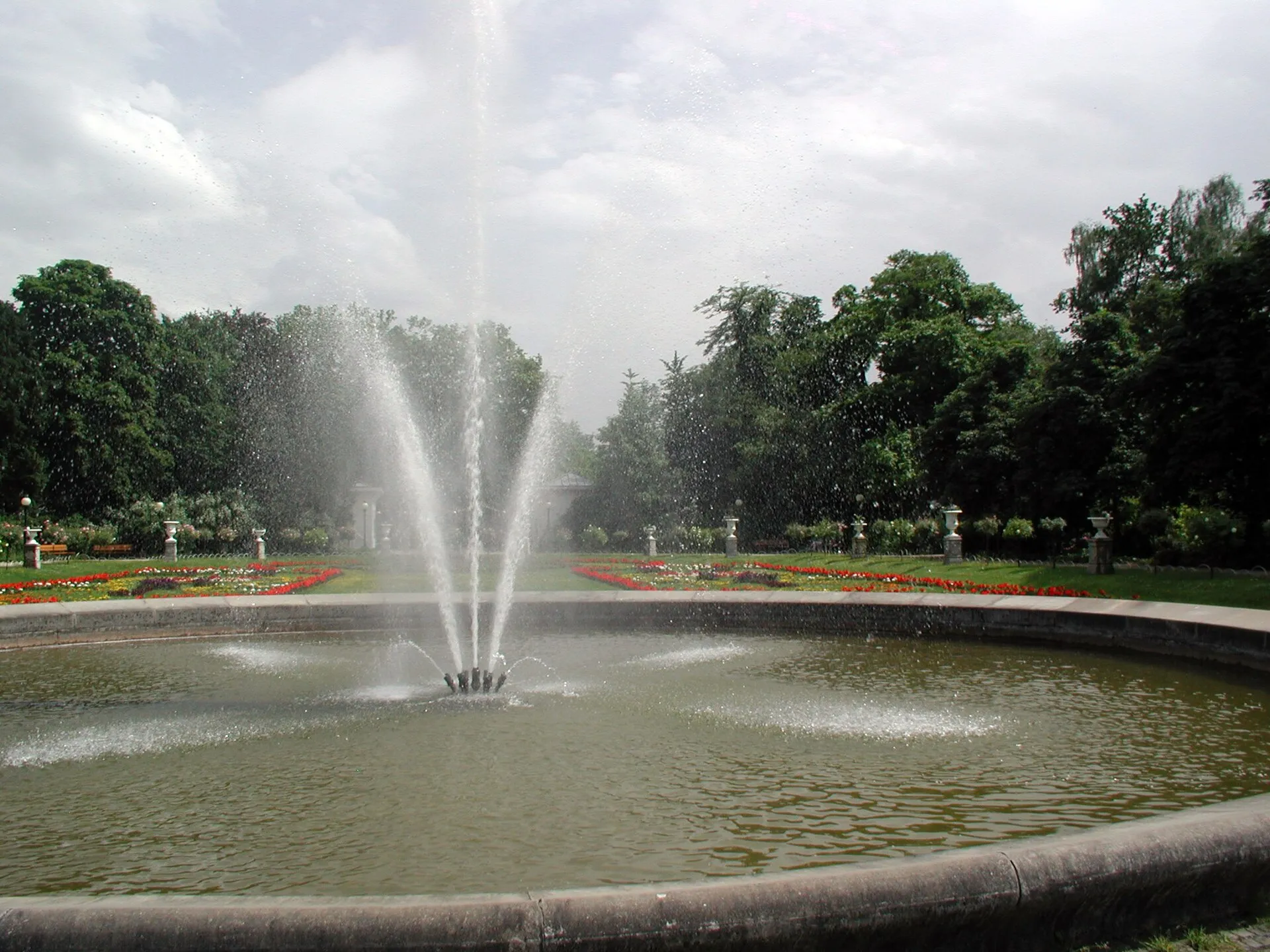 Flora Köln, Hauptbrunnen, seitlich links