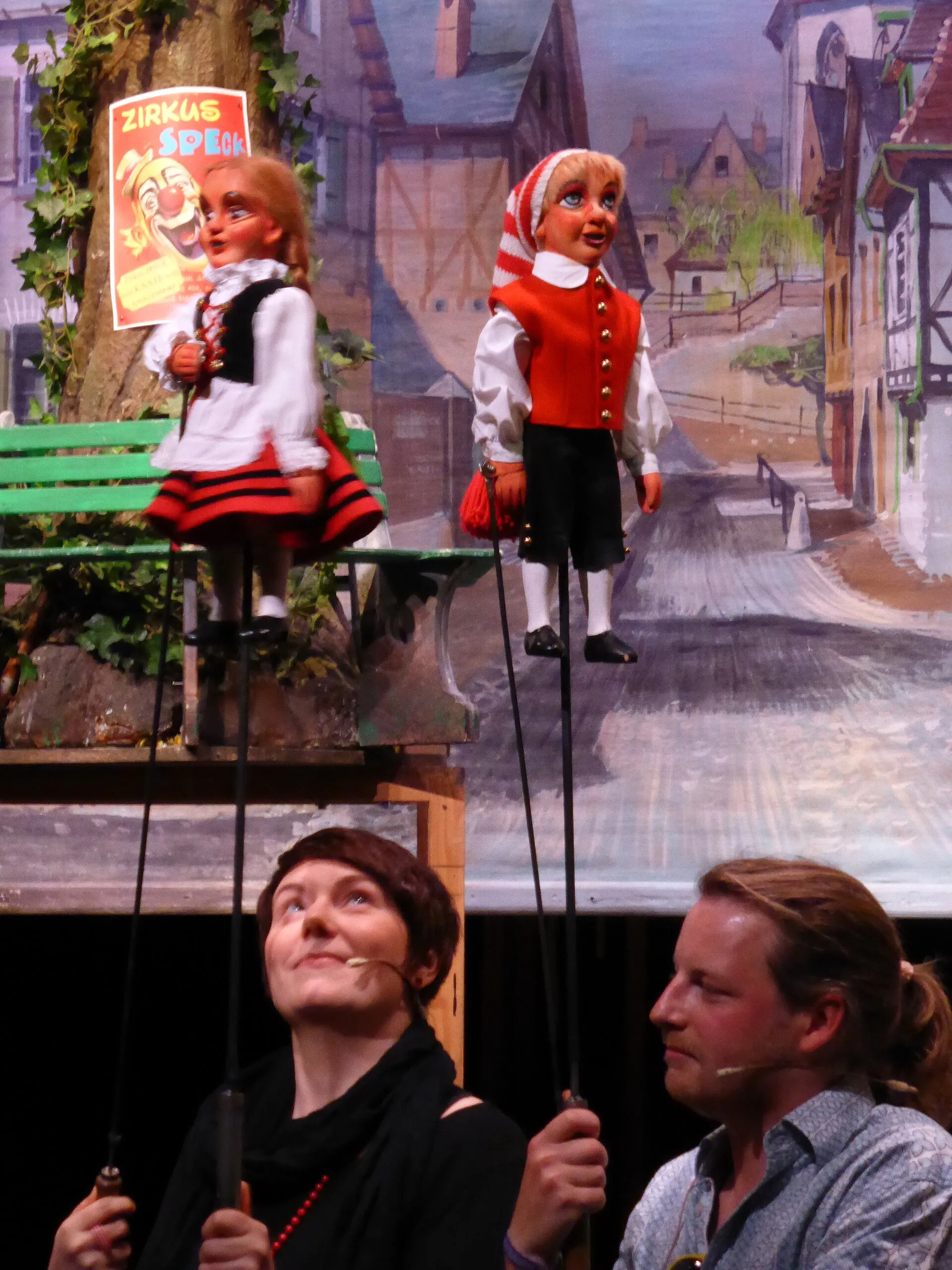 Hänneschen-Theater , "Hinger d'r Britz" im Mai 2016. Puppenspieler: Links: Verena Wessel Mitte: Stefan Mertens