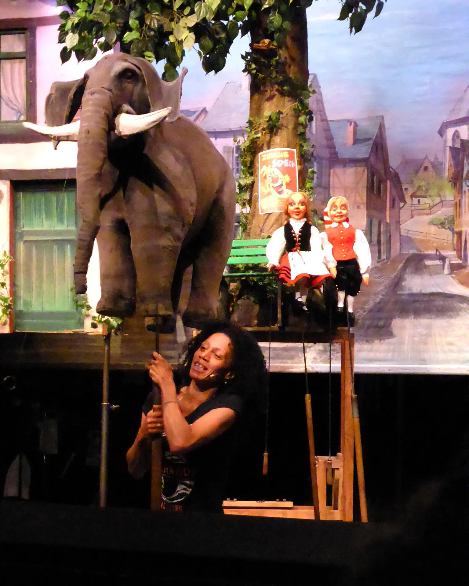 Hänneschen-Theater , "Hinger d'r Britz" im Mai 2016. Puppenspieler: Katja Solange Wiesner