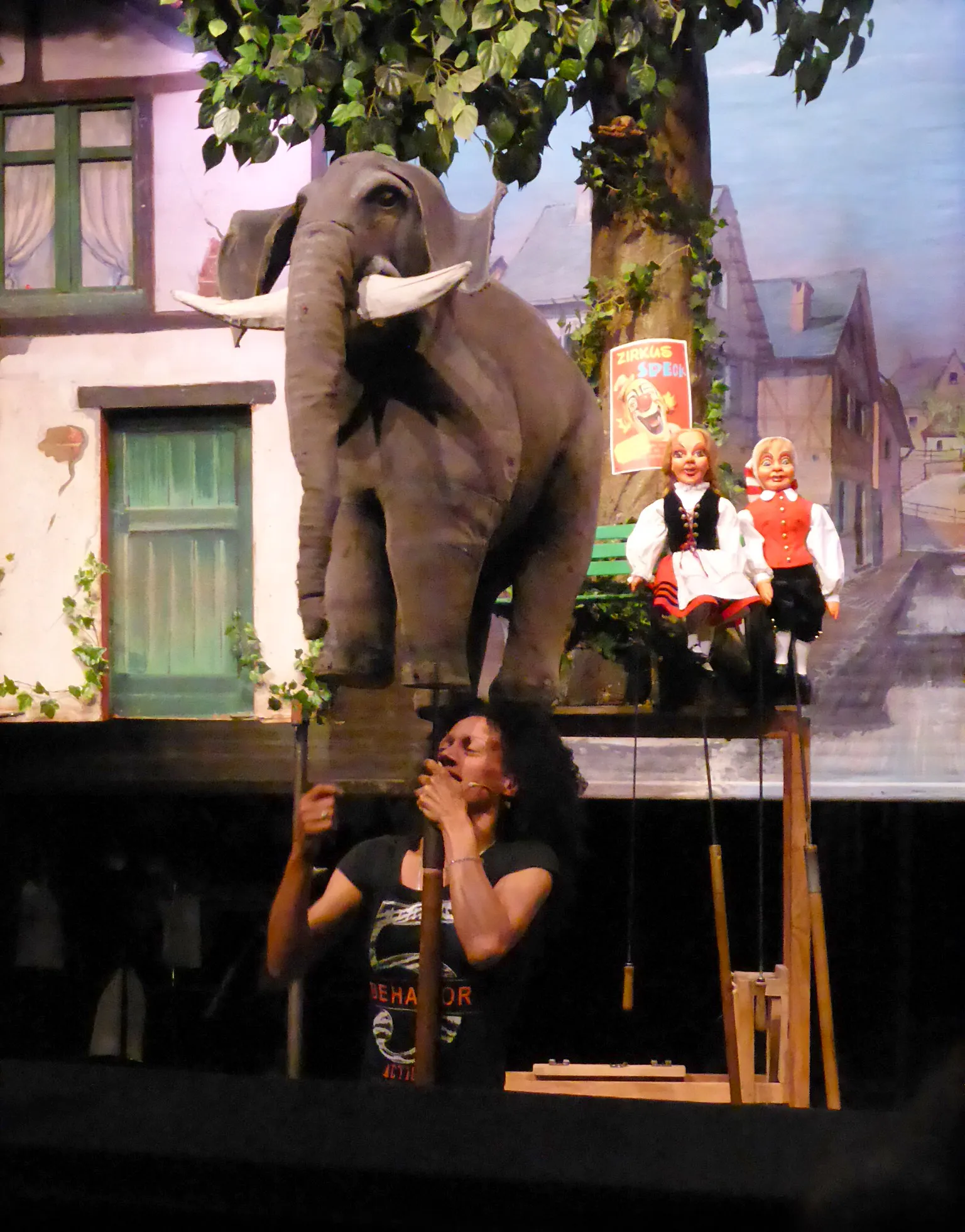 Hänneschen-Theater , "Hinger d'r Britz" im Mai 2016. Puppenspieler: Katja Solange Wiesner