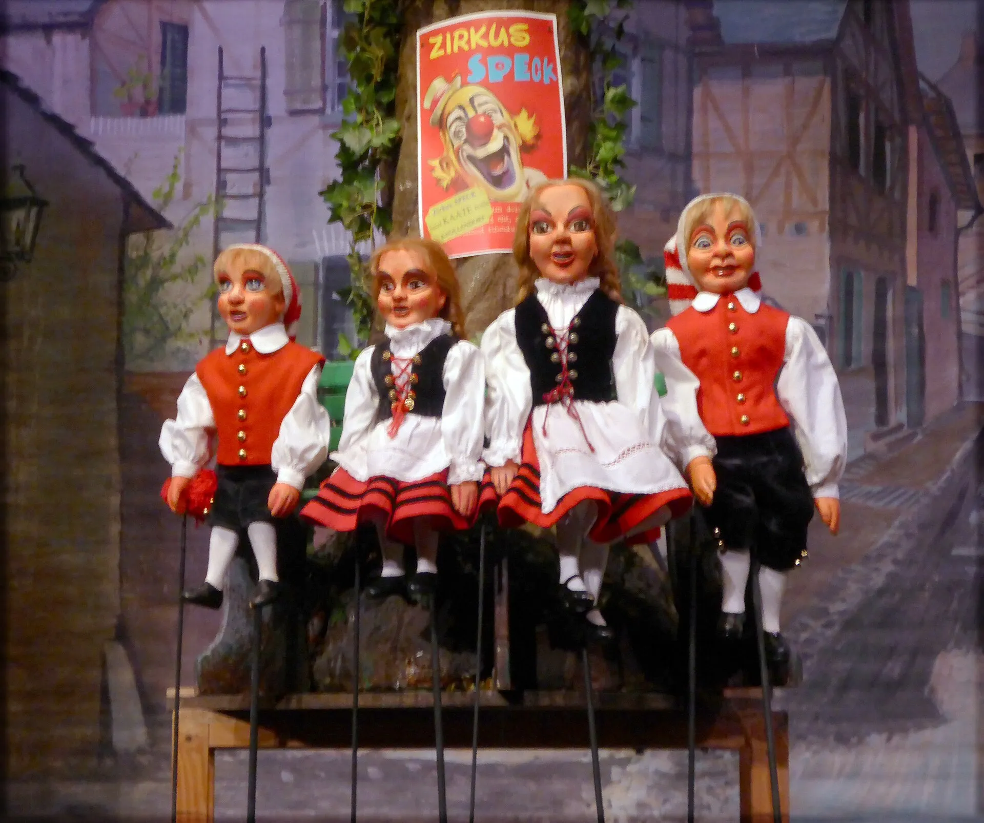 Hänneschen-Theater , Hänneschen und Bärbelchen . Links: Als Geschwisterchen bei Kindervorstellungen Rechts: Als Verlobte in Erwachsenenvorstellungen.