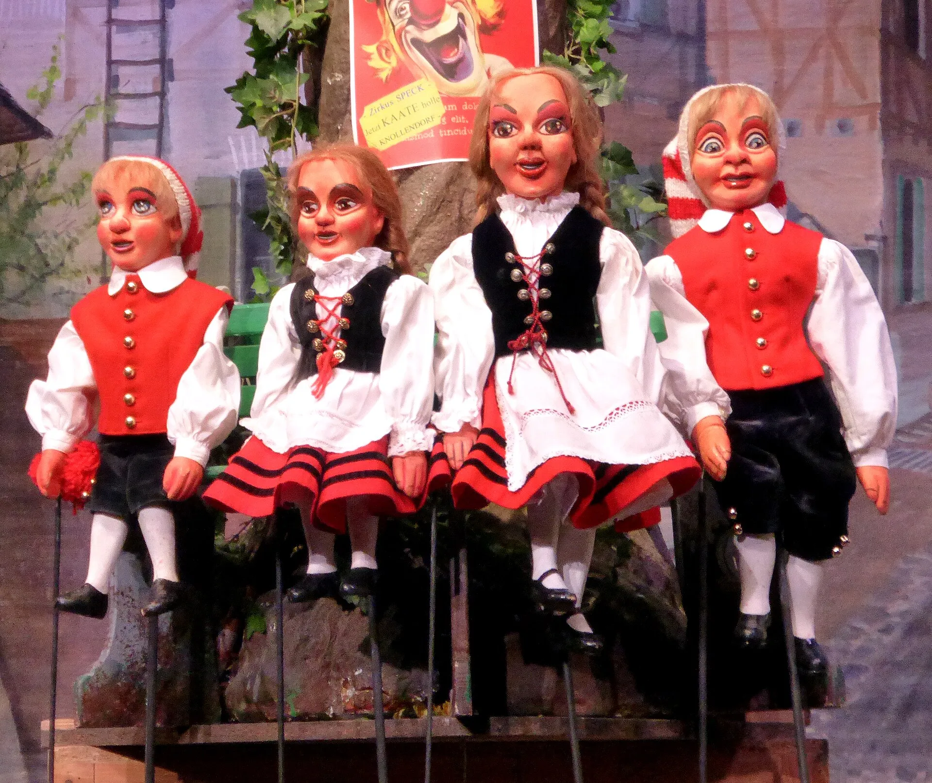 Hänneschen-Theater , Hänneschen und Bärbelchen . Links: Als Geschwisterchen bei Kindervorstellungen Rechts: Als Verlobte in Erwachsenenvorstellungen.