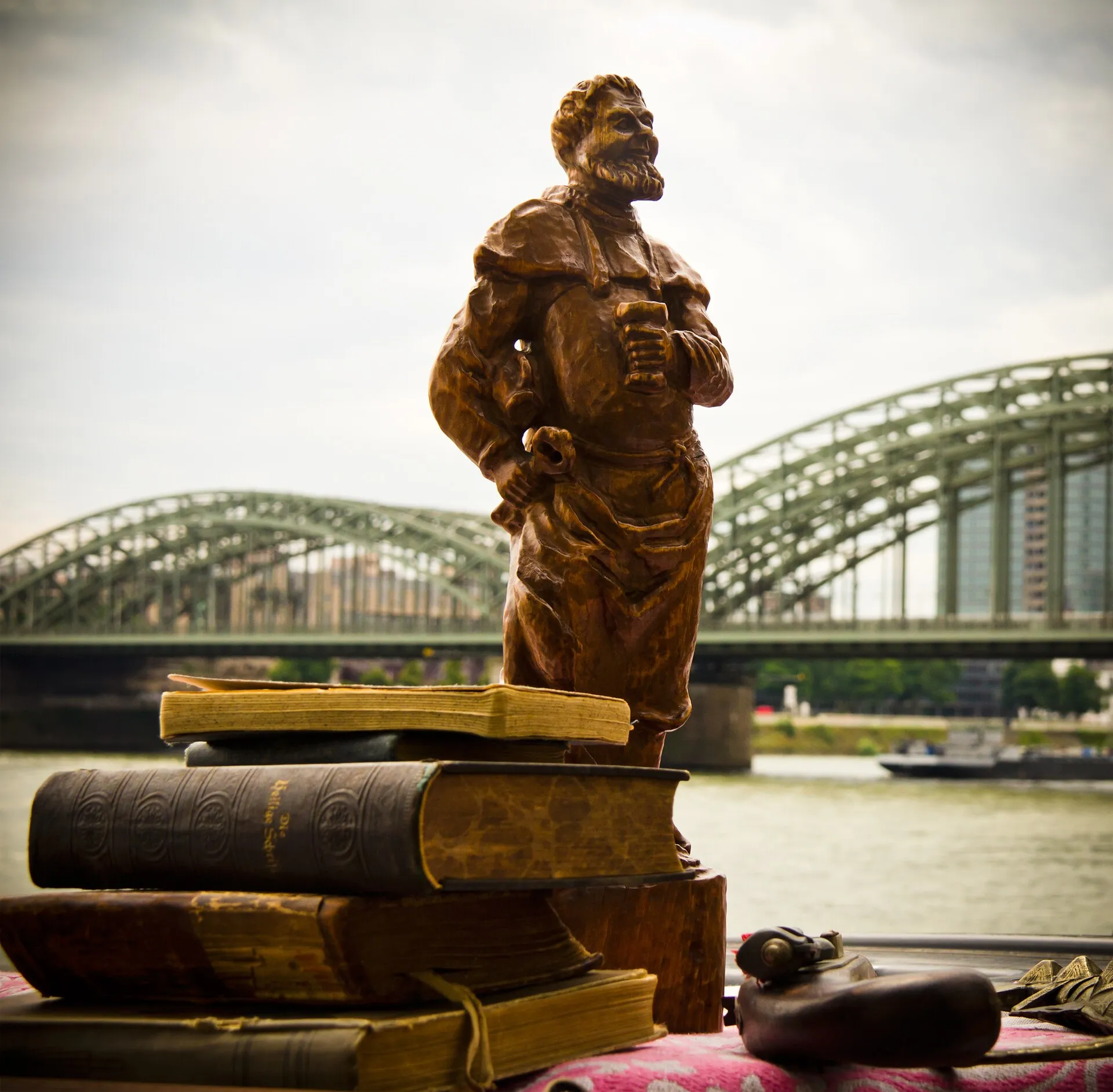 Impression vom Altstadt-Flohmarkt, Rheinufer mit Blick auf die Hohenzollernbrücke; Köln