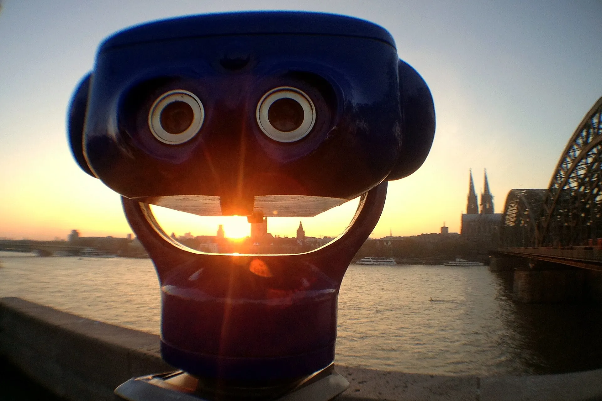 Discopar Münzteleskop an der Hohenzollernbrücke auf der "schäl Sick" in Köln-Deutz