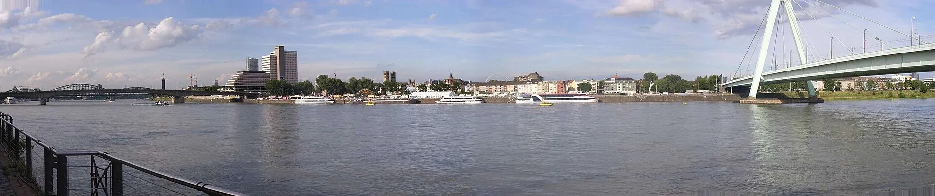 Blick auf Köln-Deutz am, Rhein mit Hohenzollern- Deutzer und Severinsbrücke