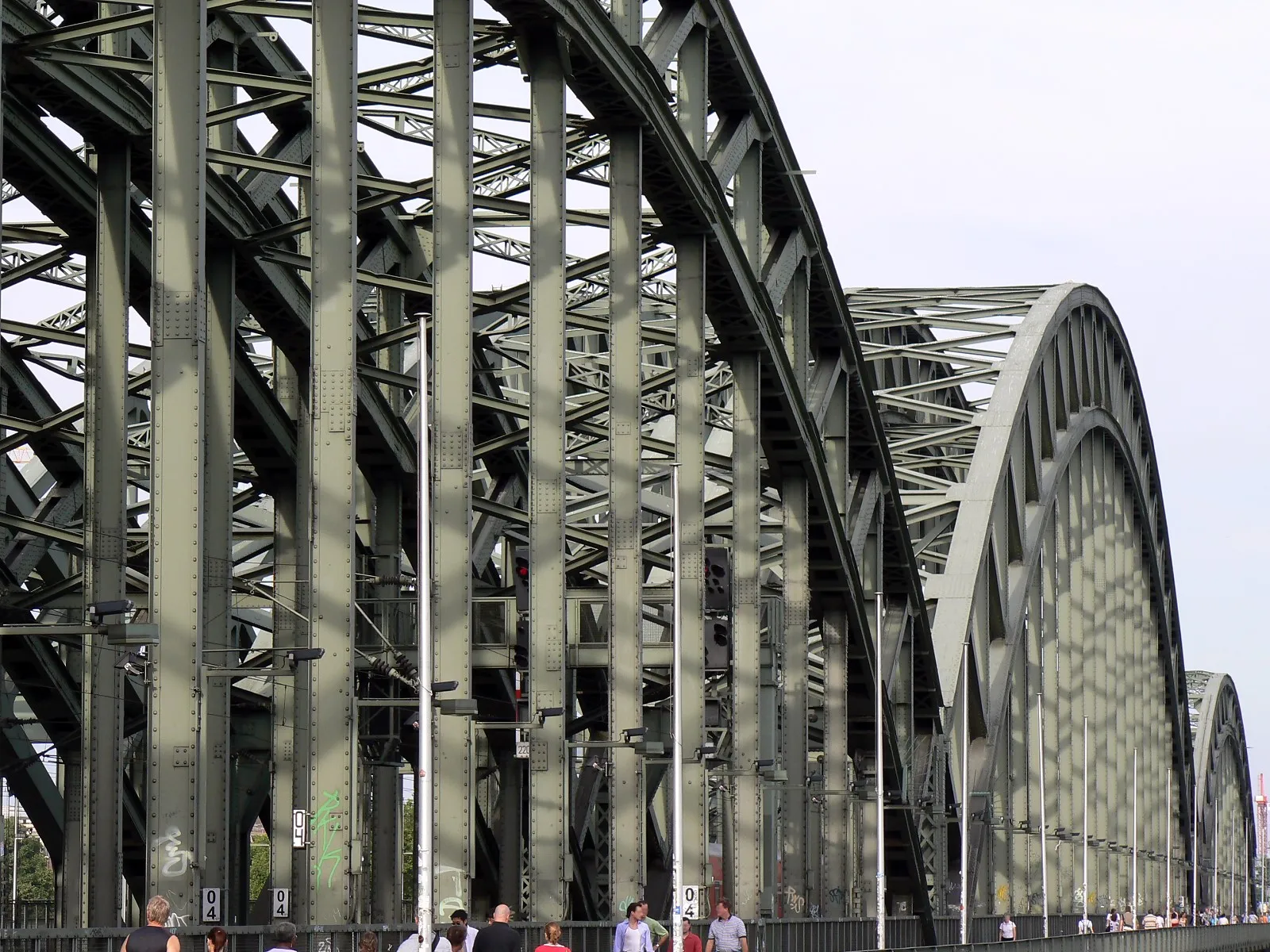 Die Hohenzollernbrücke in Köln (Blick aus Richtung Dom).