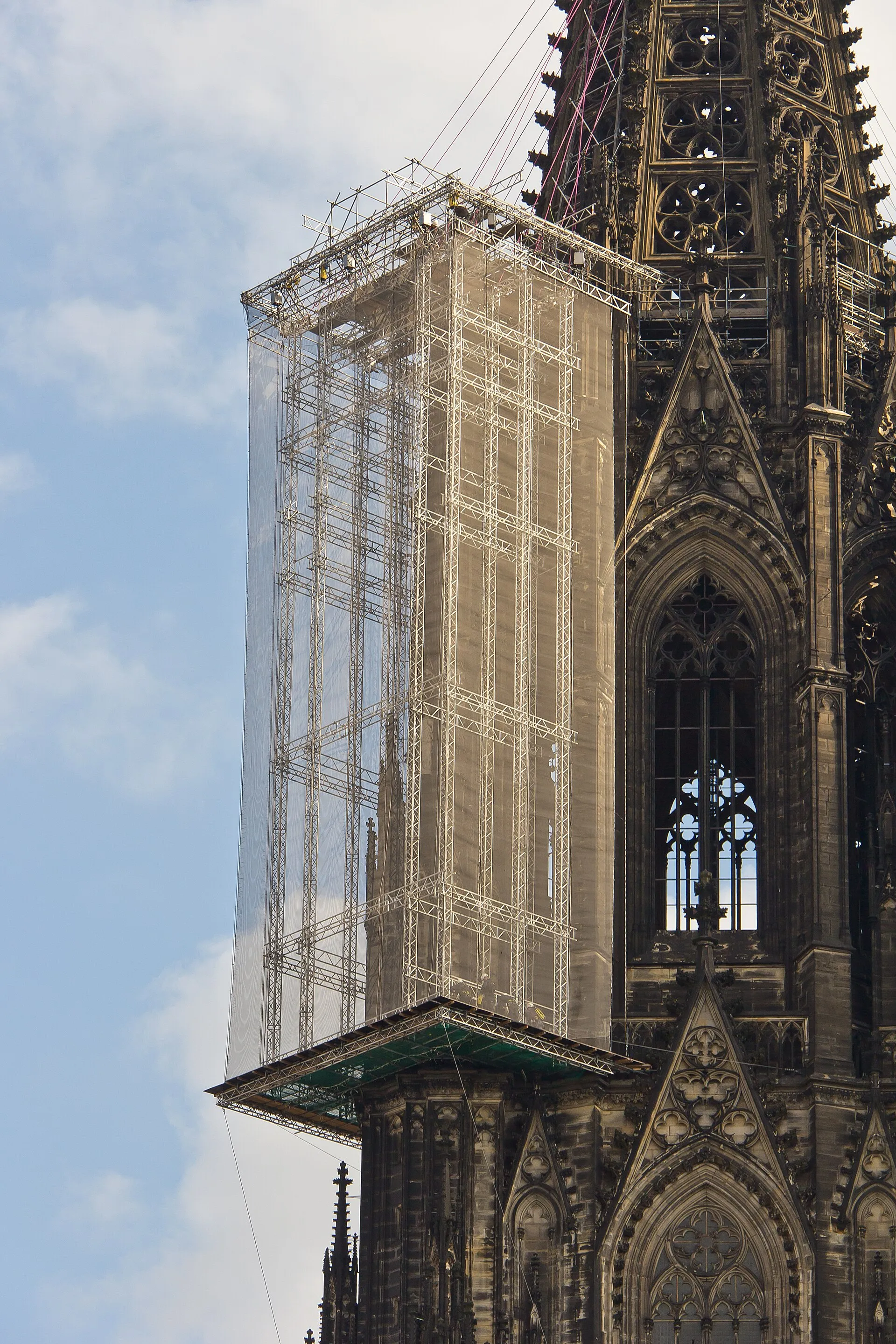 Cologne Cathedral: Construction of a new suspended scaffold on the northern side of the northern steeple.