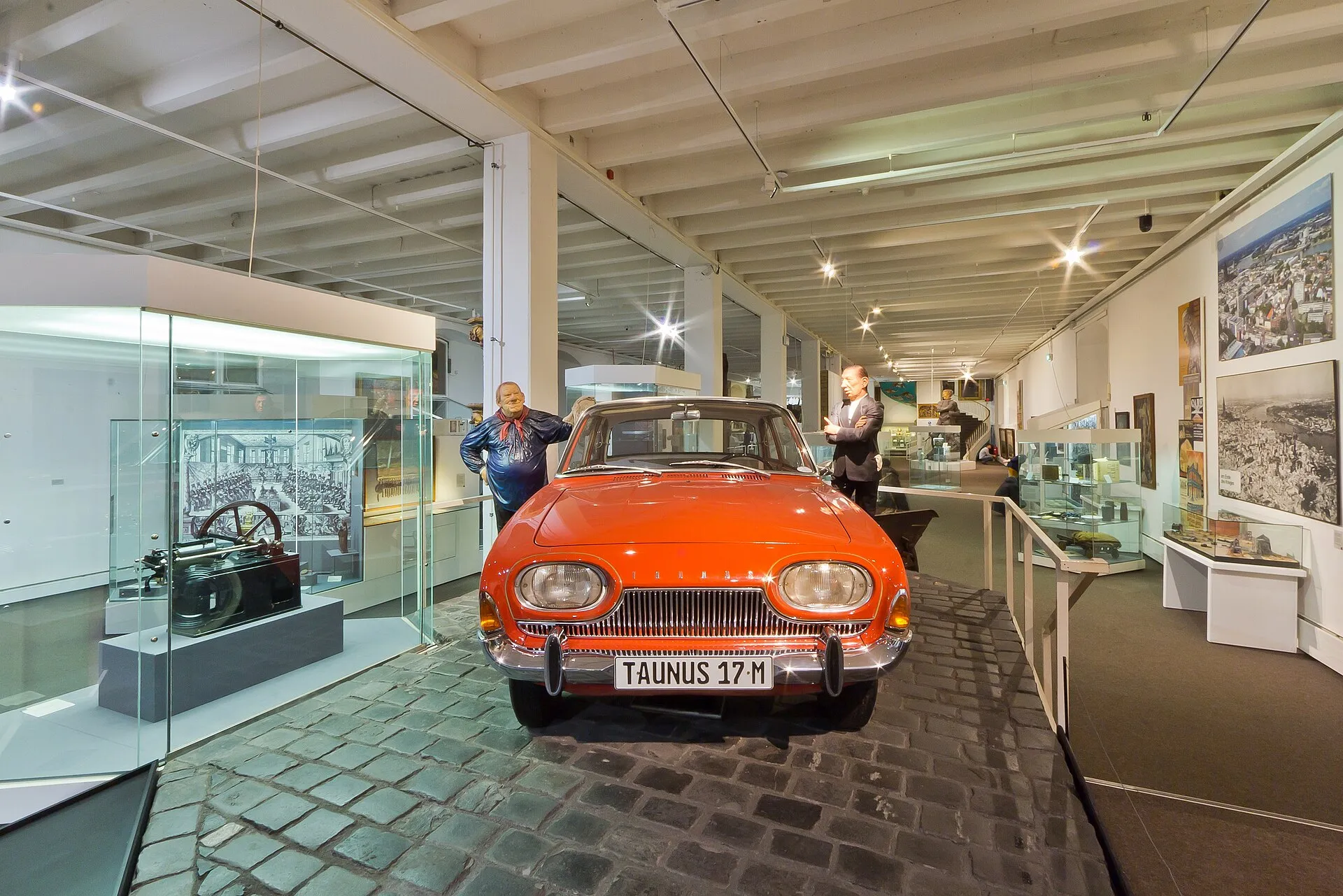 Kölnisches Stadtmuseum - Dauerausstellung: Ford P3/Taunus 17M mit Tünnes und Schäl