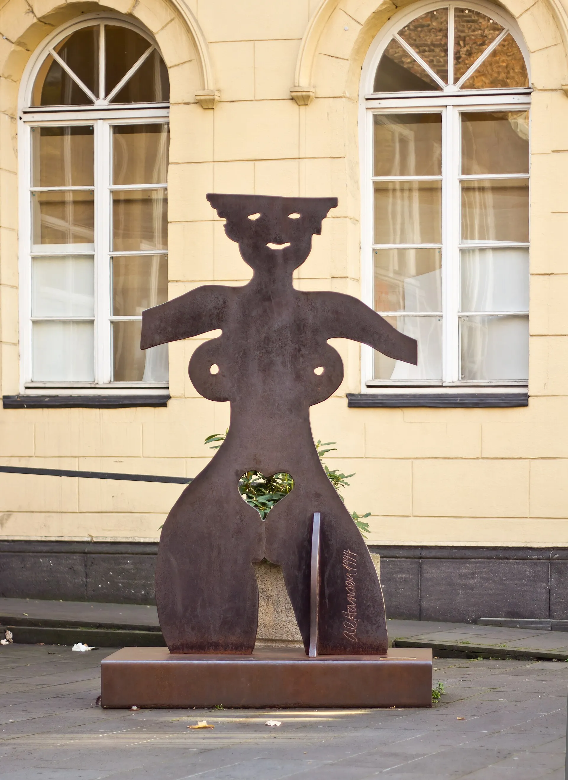 Sculpture "Amazone" by Al Hansen in front of the Kölnisches Stadtmuseum