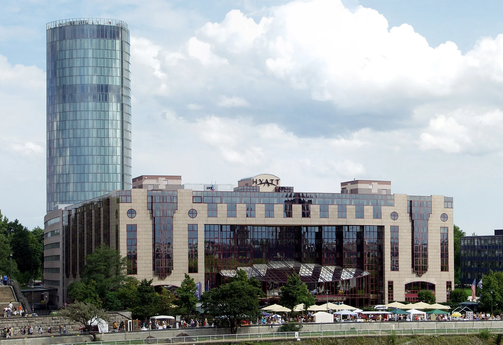 Hyatt Regency Cologne, in the background: KölnTriangle