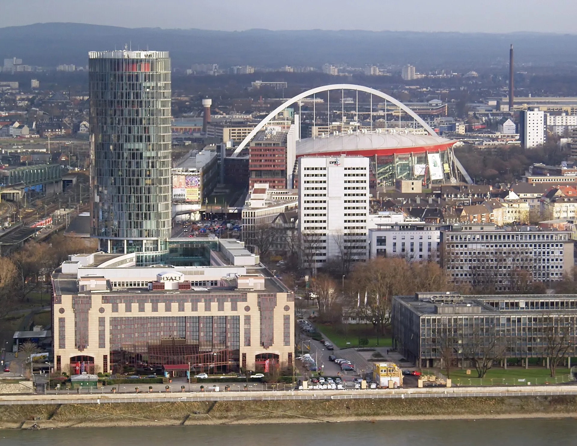 Köln-Deutz: Vordergrund: Hyatt Regency, dahinter der KölnTriangle, in der Mitte Hintergrund die Lanxess Arena