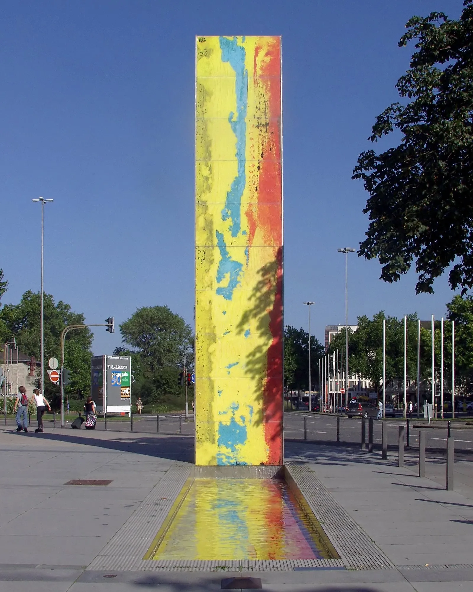 „DeutzTwins“ - Wasserskultpur auf dem Ottoplatz vor dem KölnTriangle. Künstler: Rainer Gross