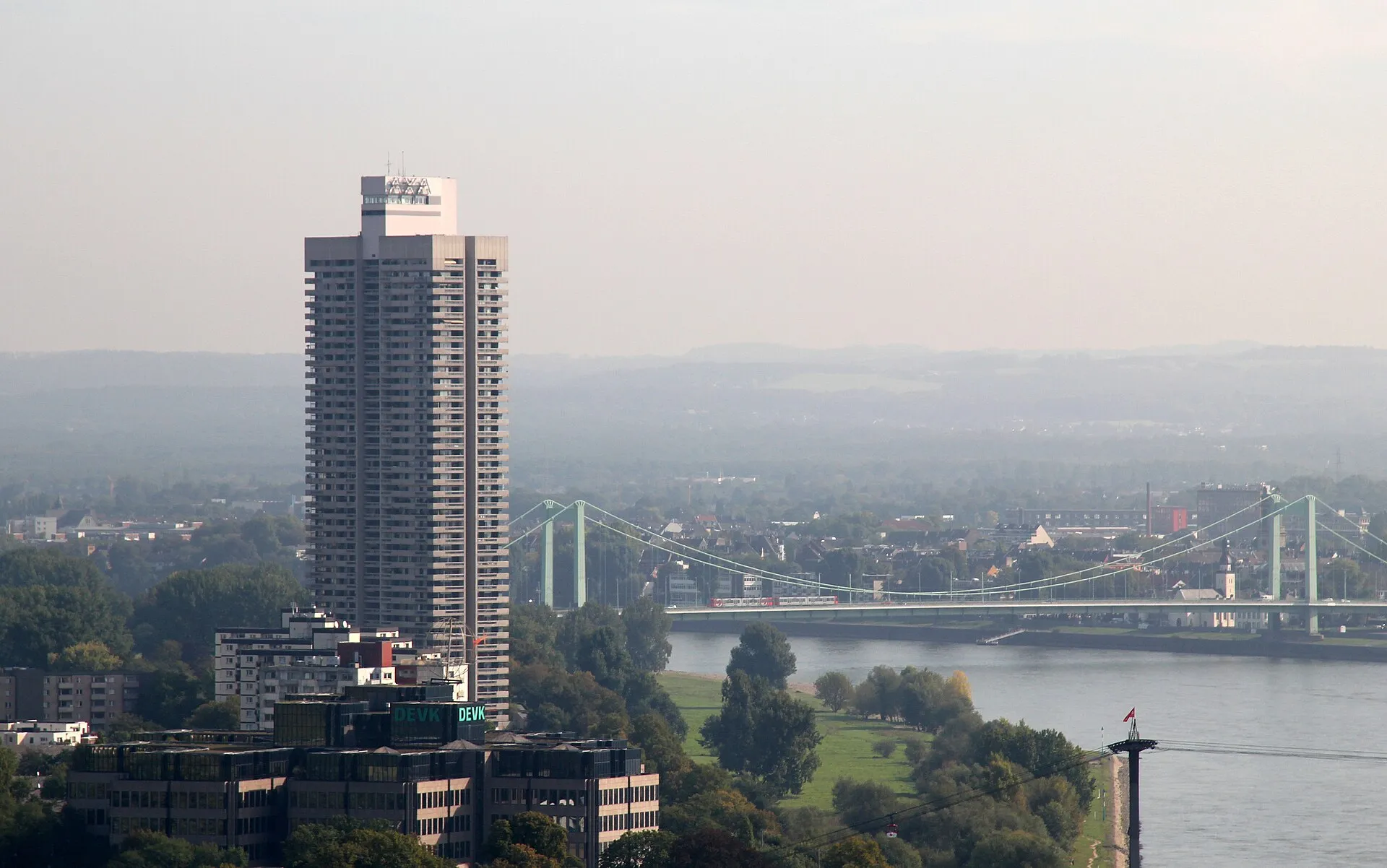 Köln, Riehler Aue mit Colonia-Haus und Mülheimer Brücke
