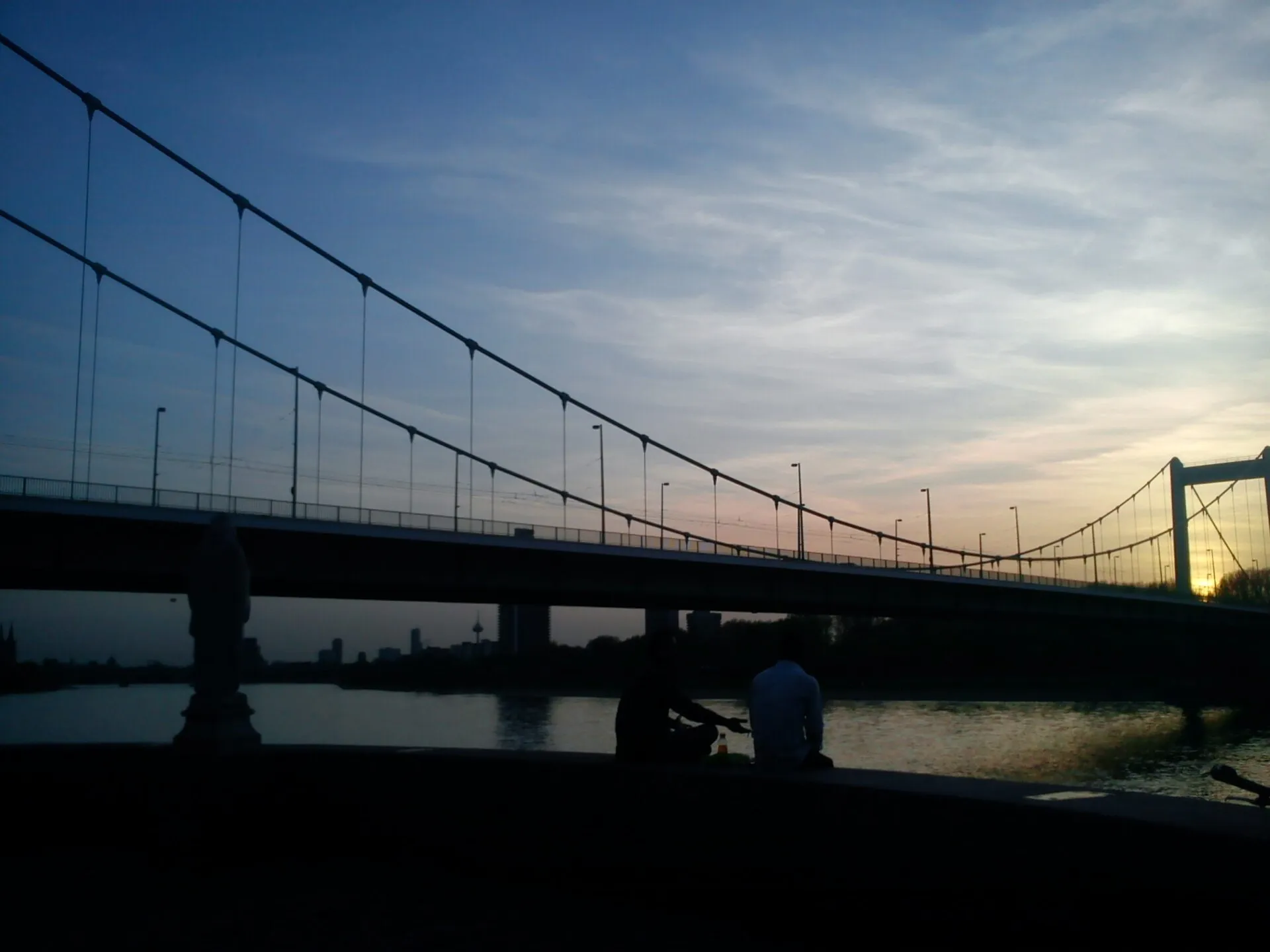 Die Mülheimer Brücke in Köln bei Abenddämmerung