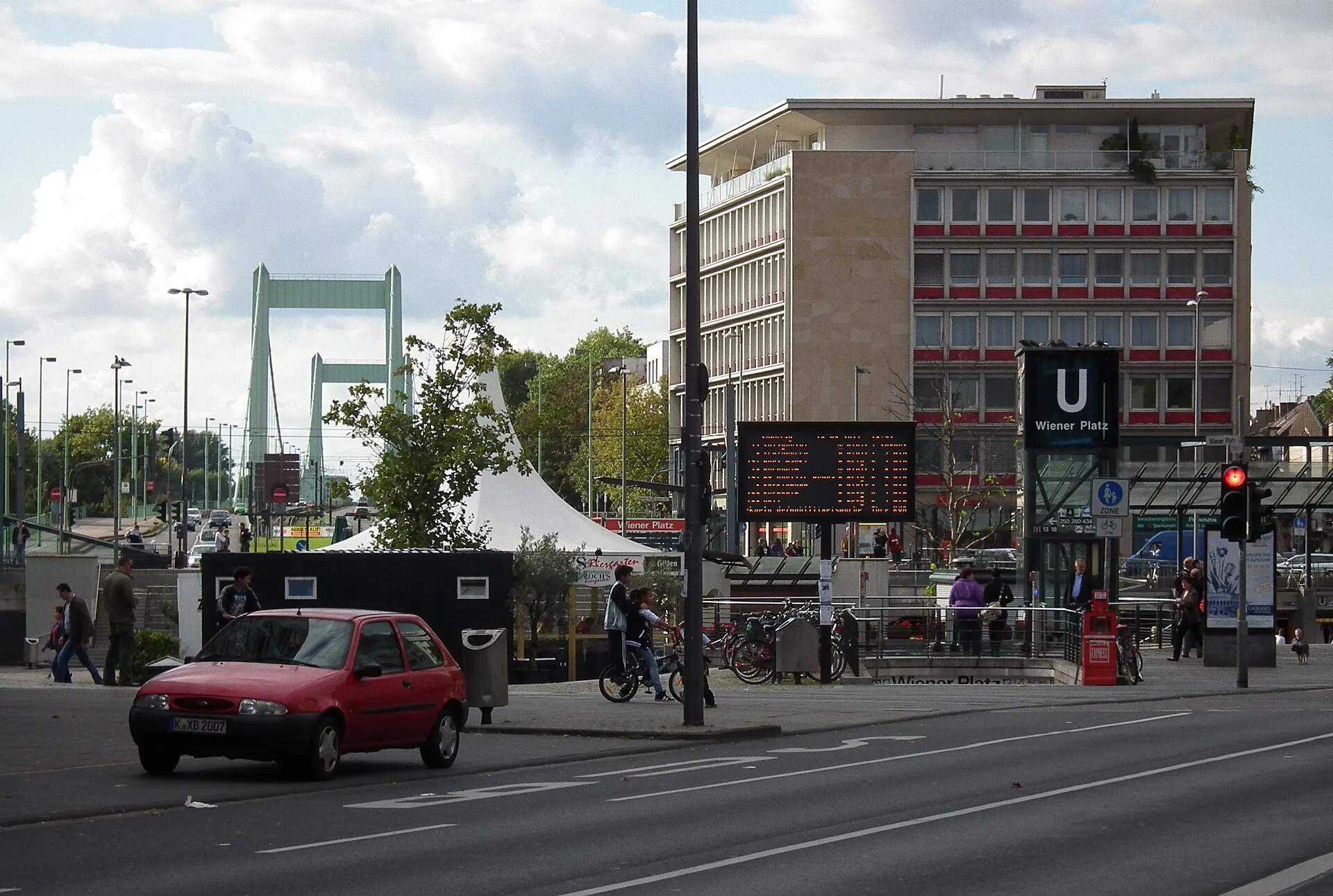 U-Bahn-Station „Wiener Platz“ in Köln-Mülheim (Nordrhein-Westfalen, Deutschland)