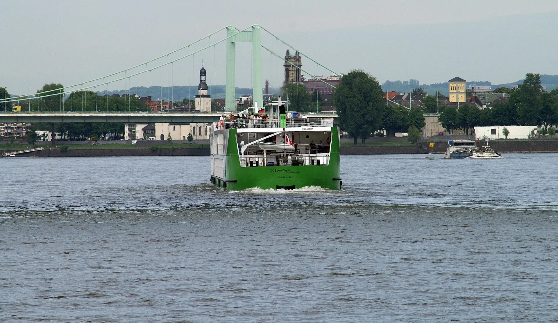 Flusskreuzfahrtschiff DCS Amethyst auf Fahrt in Köln.