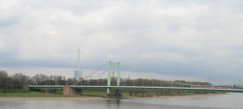 Mülheimer Brücke in Köln, die gerade von zwei Stadtbahnzügen befahren wird