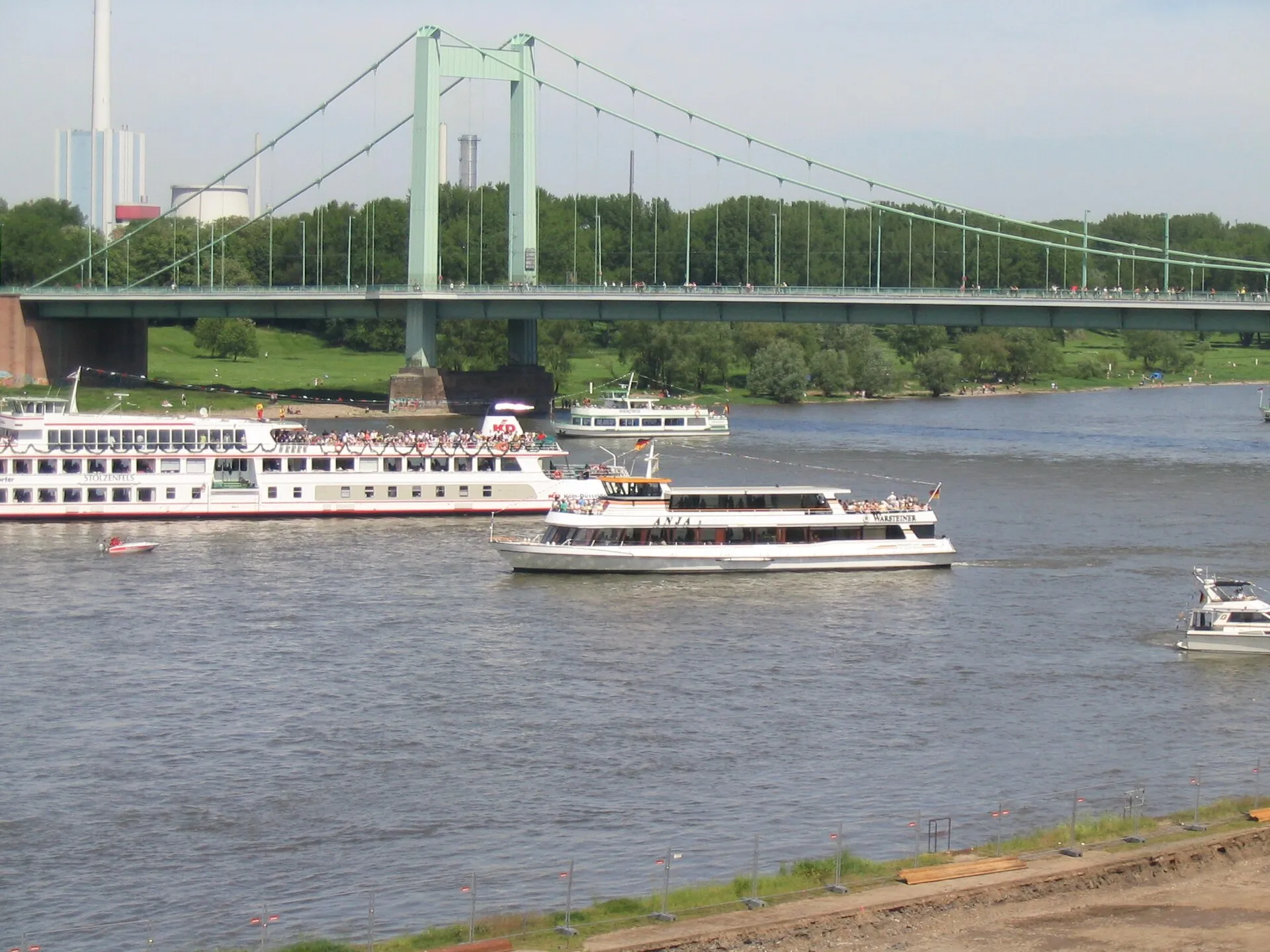 Mülheimer Brücke in Köln während der Mülheimer Gottestracht an Fronleichnam 2005 mit Schaulustigen auf der Brücke