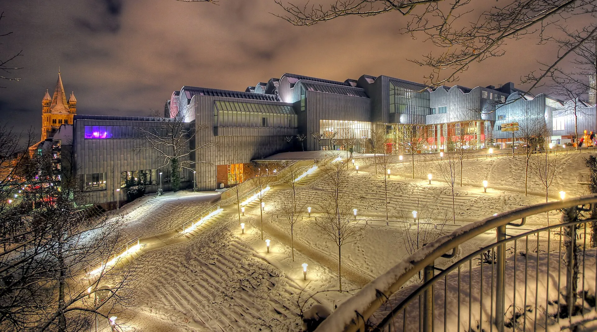Philharmonie Köln und Museum Ludwig in einer Winternacht nach Schneefall.
