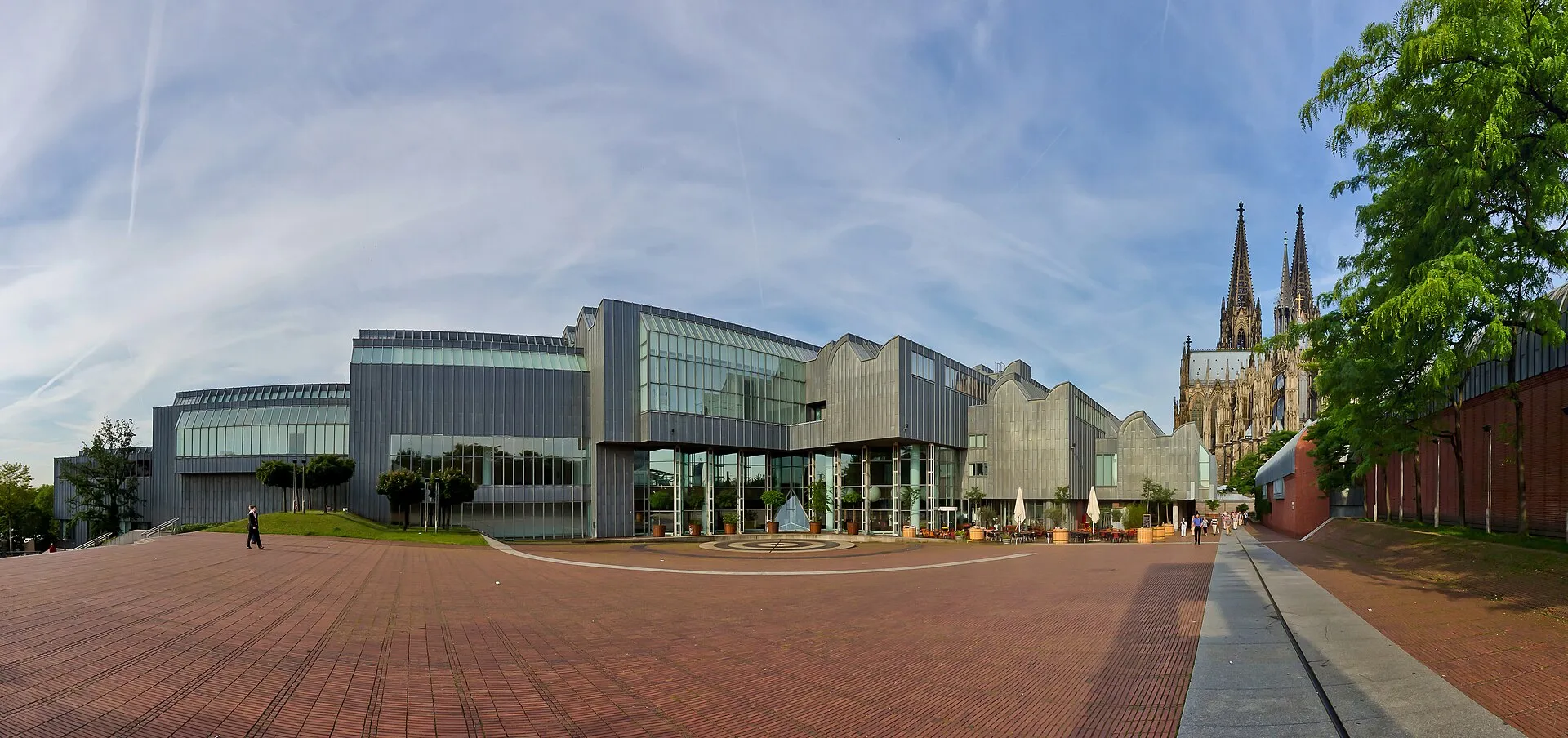 Panoramaaufnahme: Heinrich-Böll-Platz, Ma'alot, Museum Ludwig im Morgenlicht. Rechts im Hintergrund die Ostseite/Chorseite des Kölner Doms