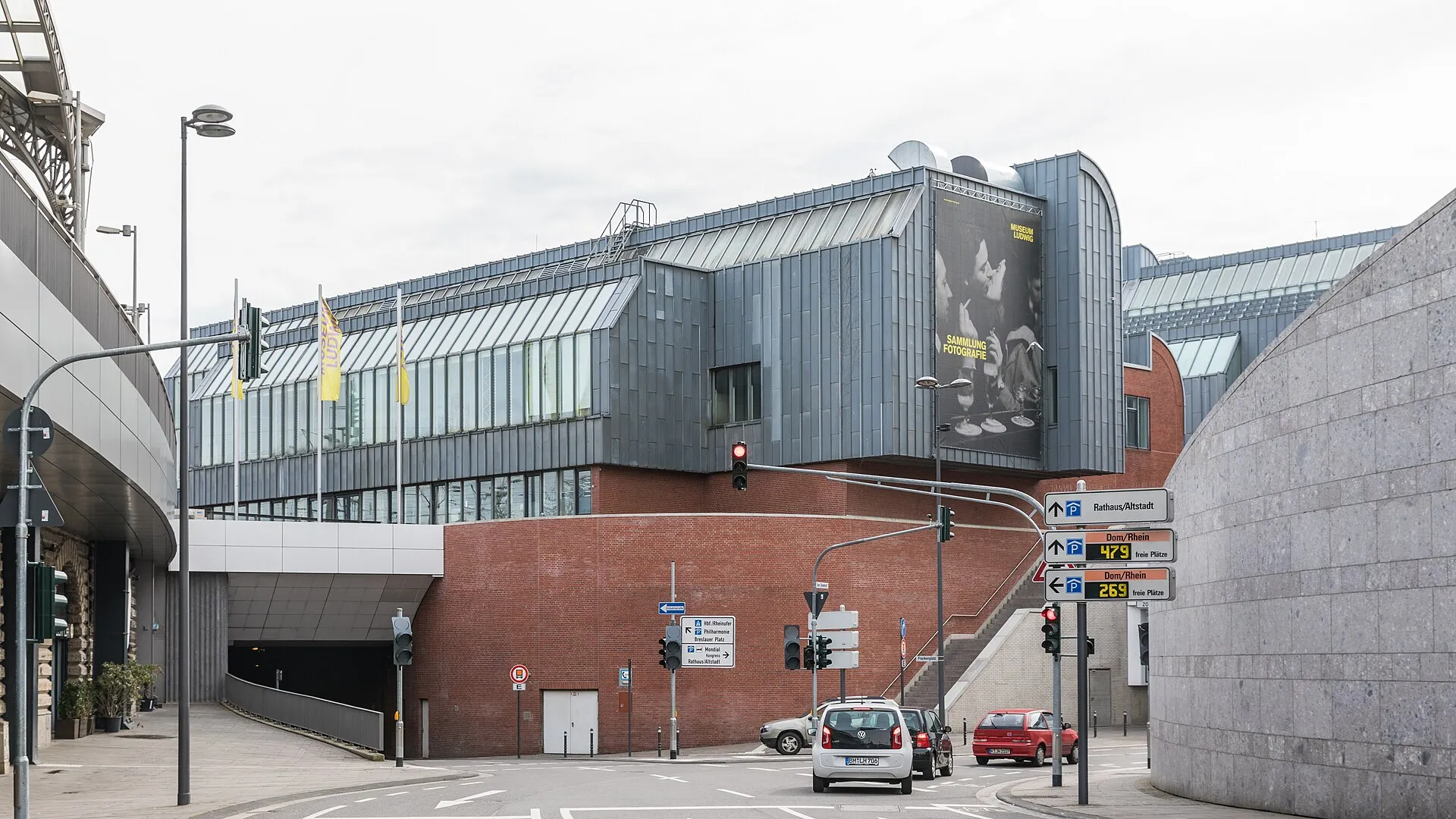 Werkstattgebäude Museum Ludwig, Trankgasse. Rechts die 2017 vollendete Neugestaltung der östlichen Domumgebung