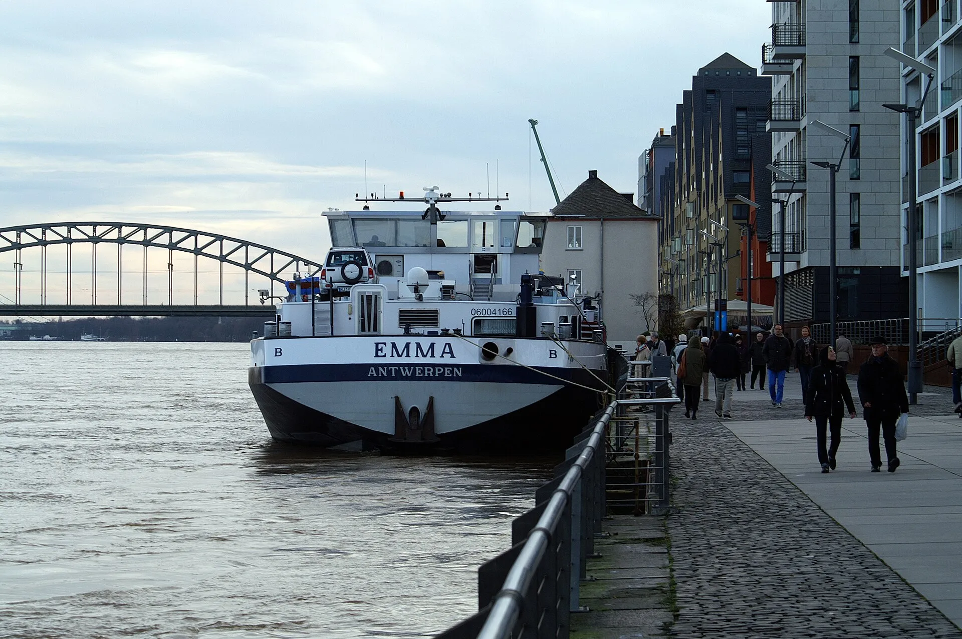 Das Tankschiff Emma bei Hochwasser an der Anlegemauer des Rheinauhafens in Köln.