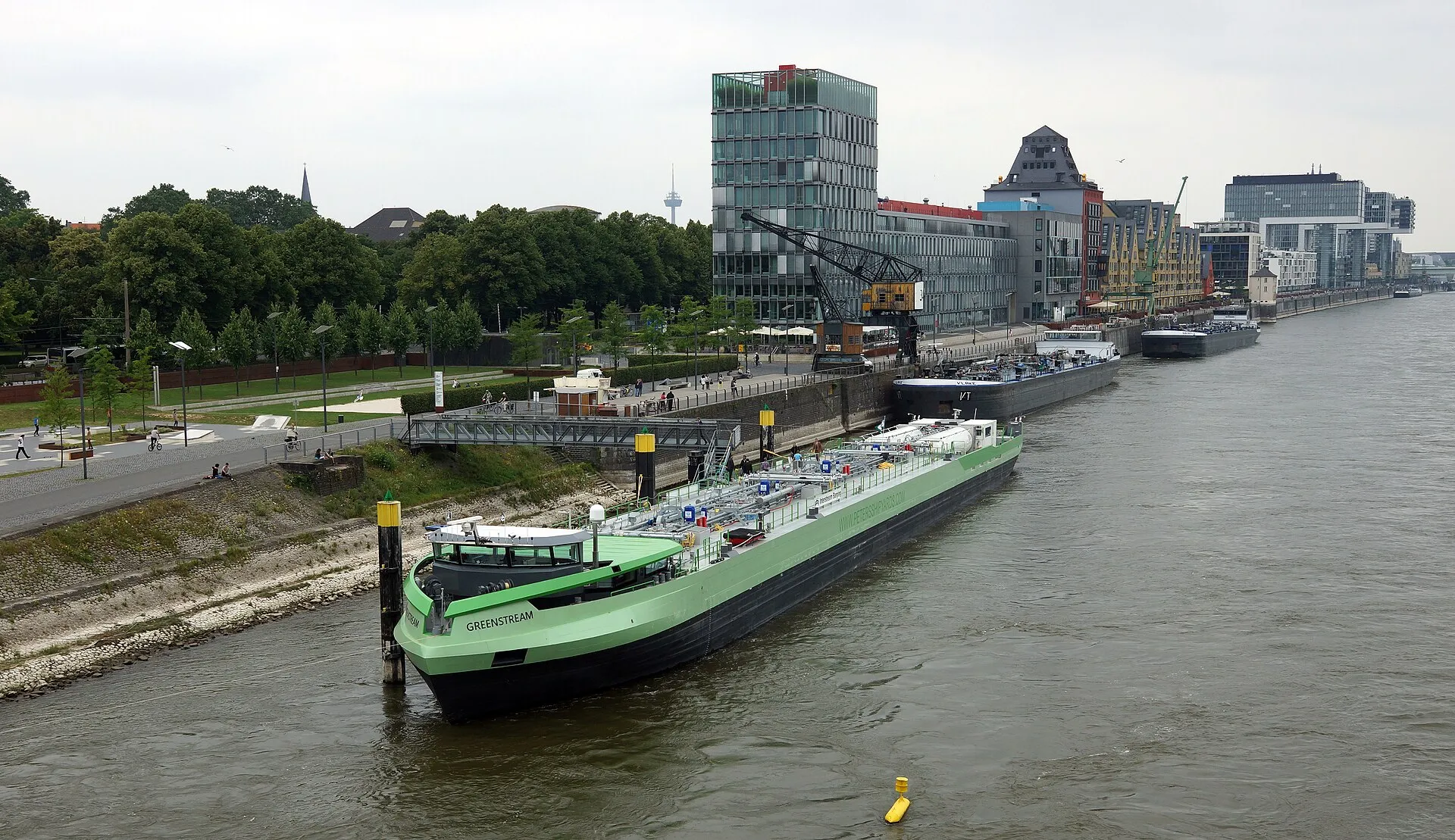 Das mit Flüssigerdgas angetriebene Tankmotorschiff Greenstream am Anleger unterhalb der Kölner Südbrücke am südlichenen Ende des Rheinauhafens.