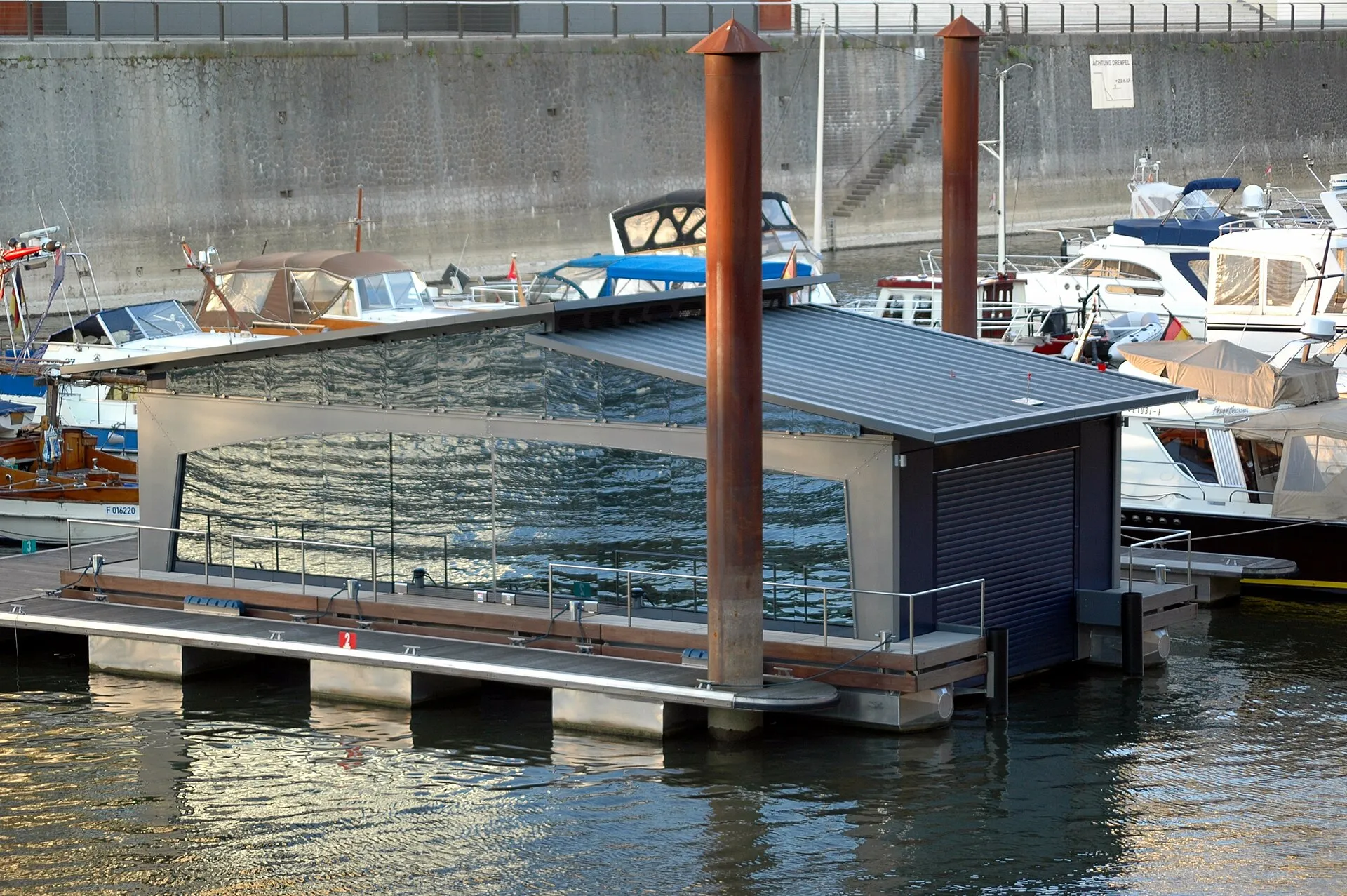Garage auf dem Wasser in Köln
