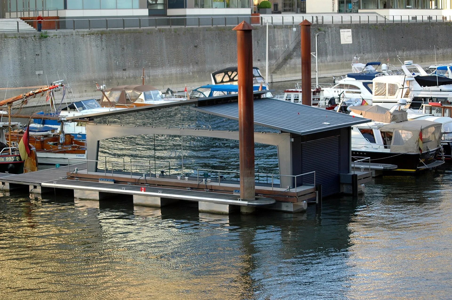 Garage auf dem Wasser in Köln
