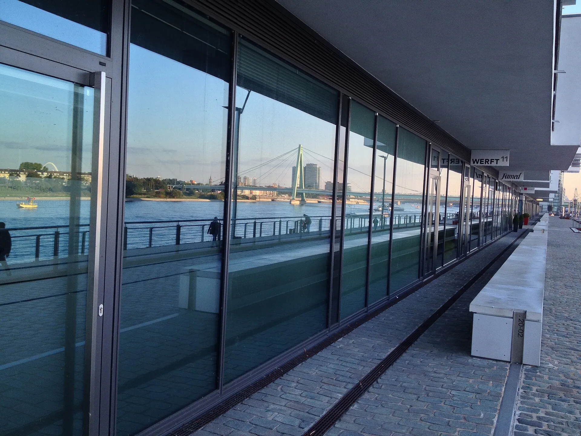 Spiegelung der Brücke im Bürogebäude "Werft 11" am Rheinauhafen