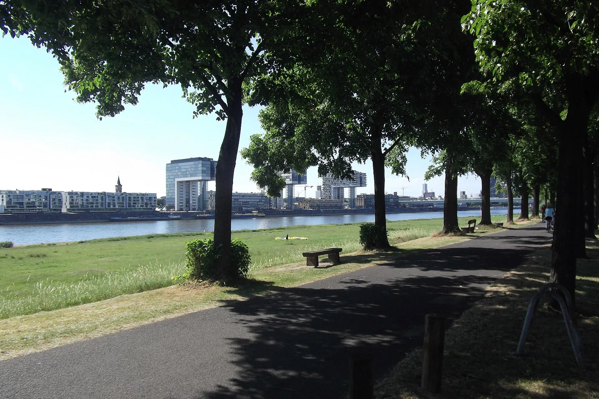 Köln : Blick von der Alfred-Schütte-Allee in Deutz auf Rhein und Rheinauhafen (mit Kranhäusern)