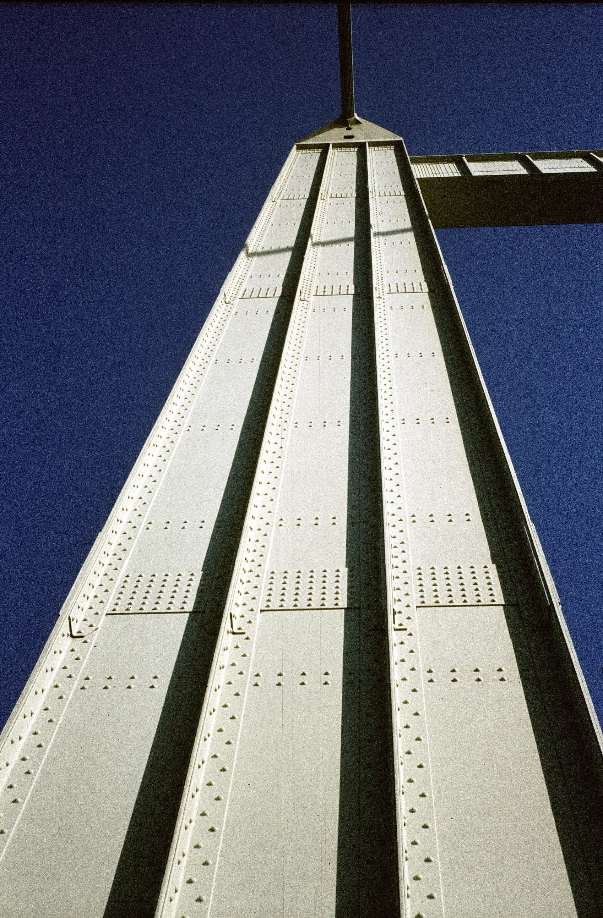 Der frühere rheinabwärts liegend Pylon auf der rechten Rheinseite. Durch den Erweiterungsbau wurde er zum Mittelpylon im Rechtsrheinischen.