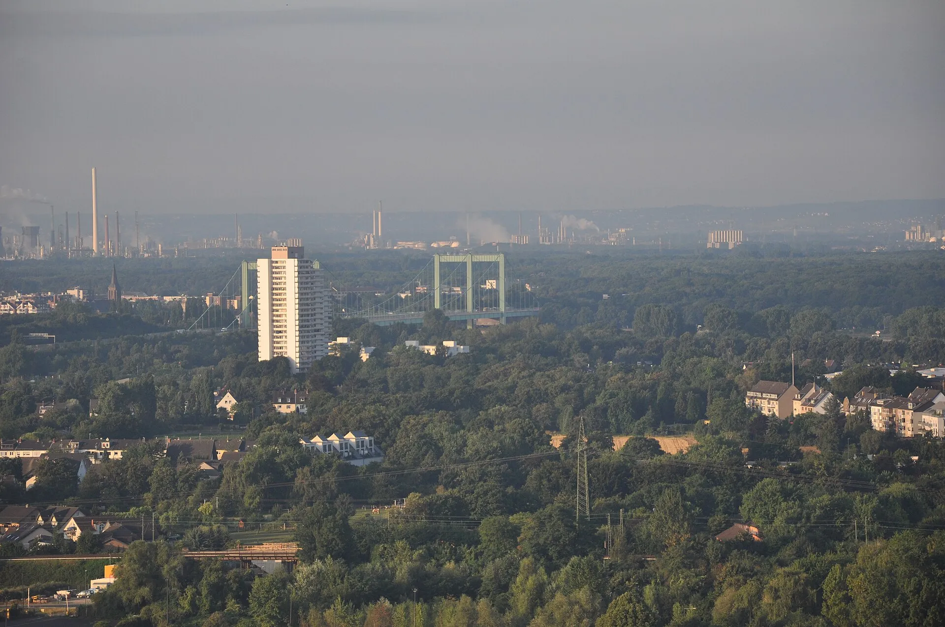 Ballonfahrt Köln. Blick über den Süden von Poll zur Rodenkirchener Autobahnbrücke