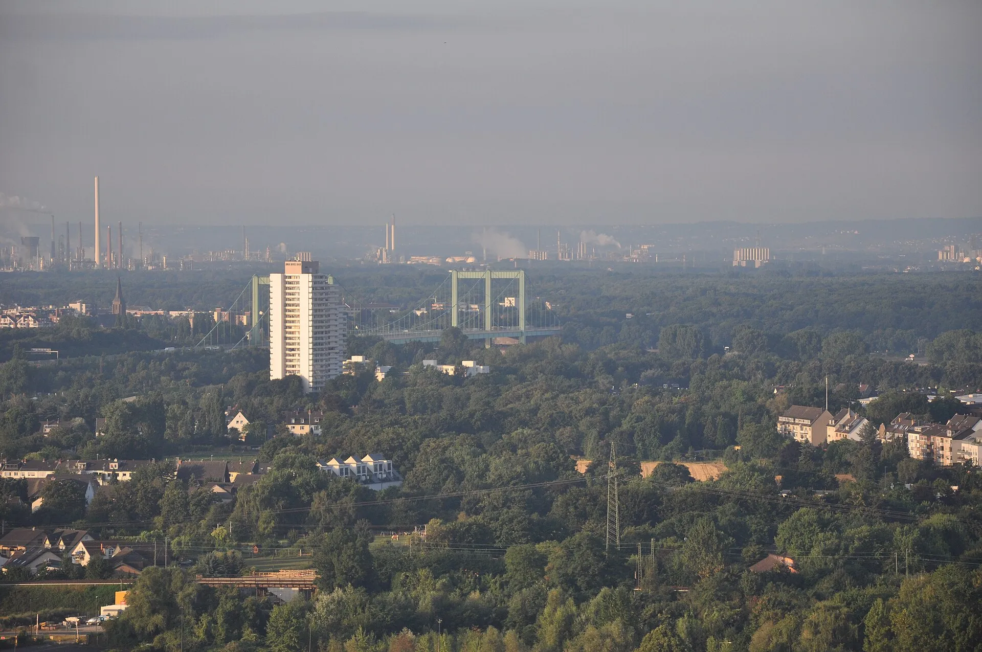 Ballonfahrt Köln. Blick über den Süden von Poll zur Rodenkirchener Autobahnbrücke .
