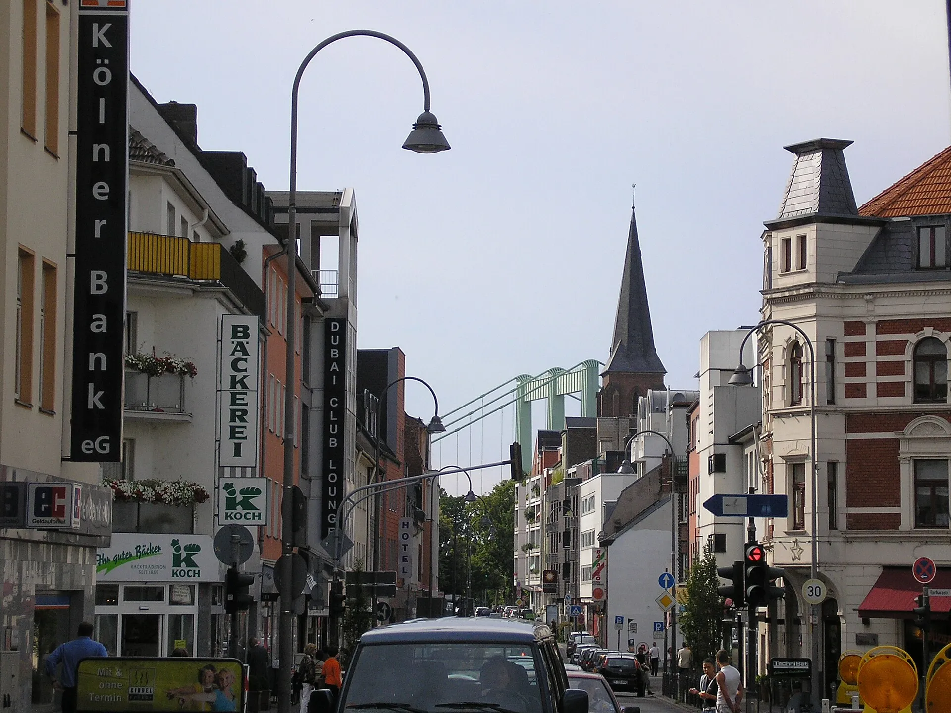 Köln-Rodenkirchen, Hauptstraße, im Hintergrund die Rodenkirchener Brücke (BAB 4).