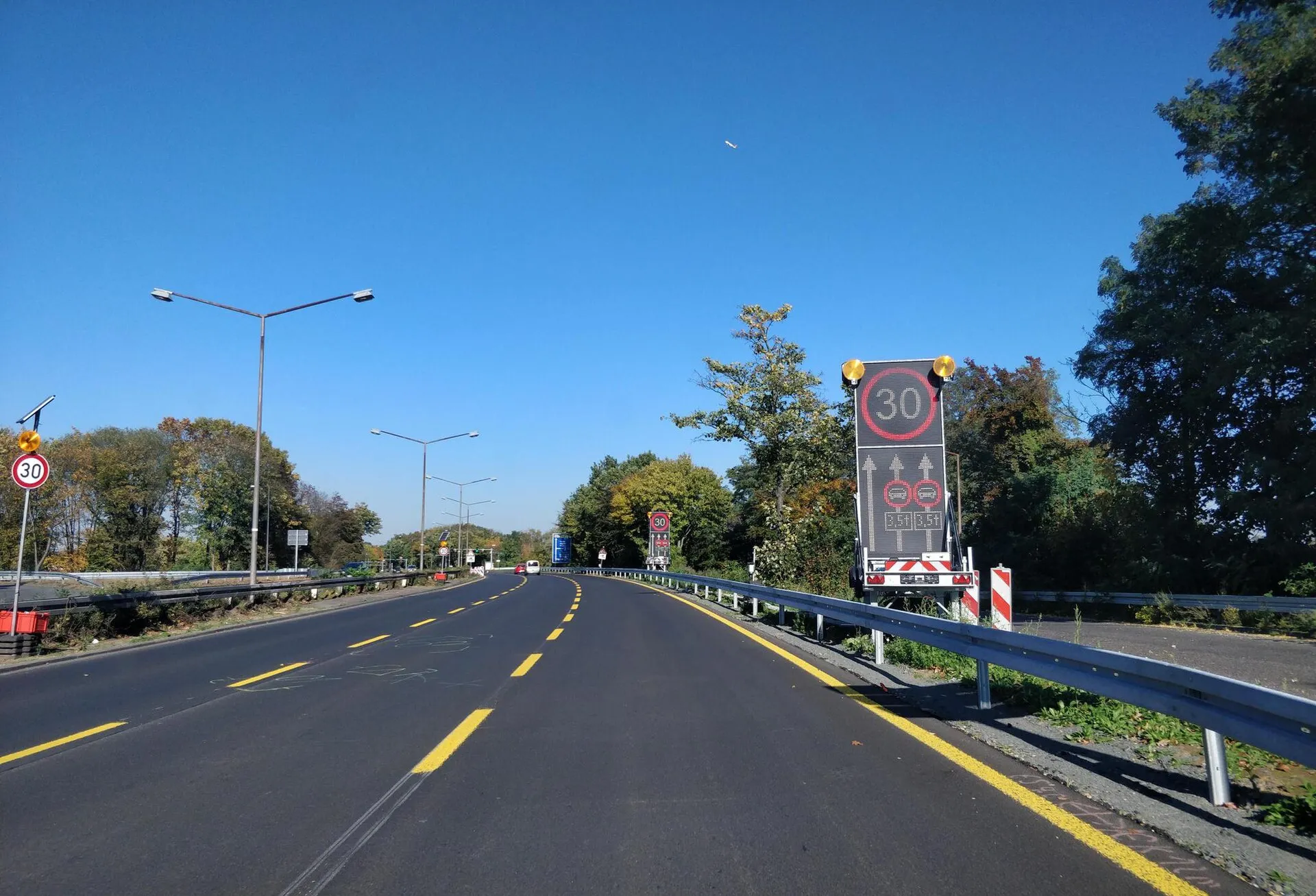 Industriestraße Köln, Zufahrt zum AK Köln-Niehl. Gewichtsbeschränkung 3,5 t auf Grund der strukturellen Schäden an der Rheinbrücke Leverkusen. Fahrzeuge werden 