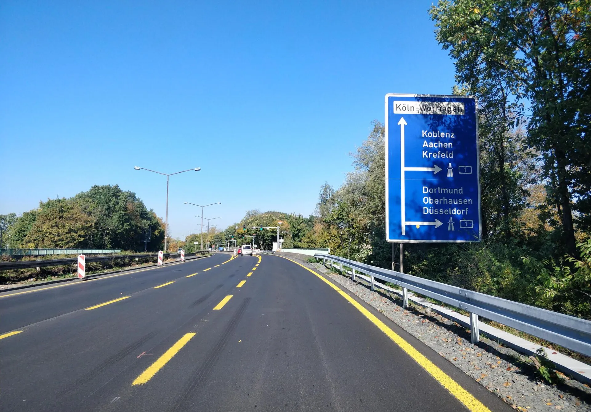 Industriestraße Köln, Zufahrt zum AK Köln-Niehl. Gewichtsbeschränkung 3,5 t auf Grund der strukturellen Schäden an der Rheinbrücke Leverkusen. Fahrzeuge werden 